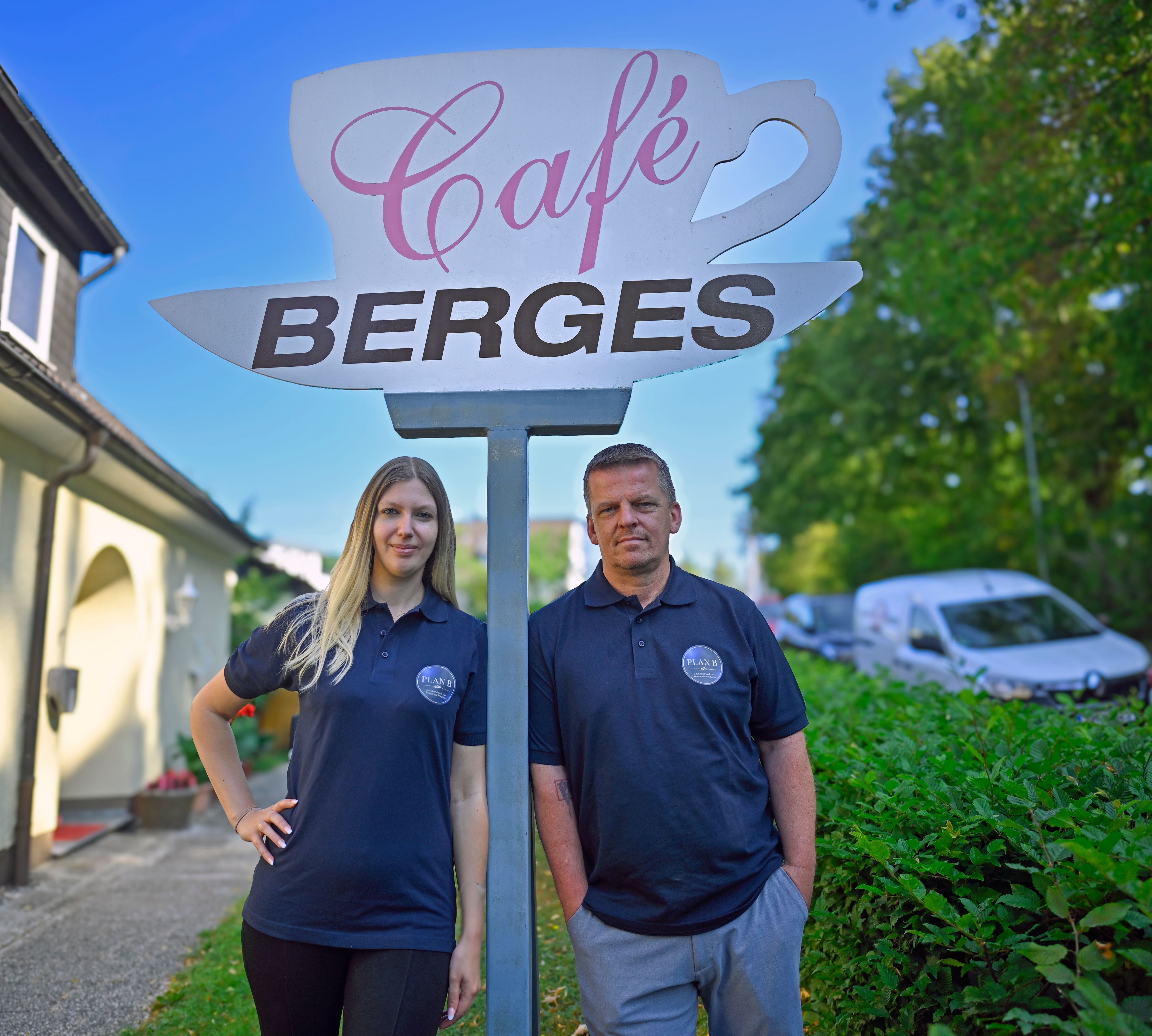 Andreas und Tina Bujock vor dem Café Berges auf dem Gummersbacher Steinberg.