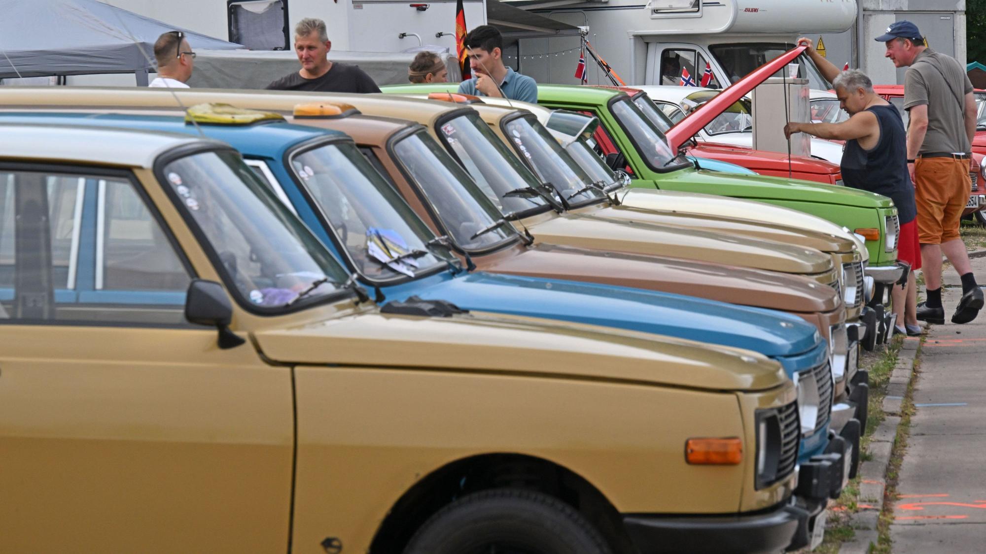 Mehrere Autos stehen in einer Reihe.