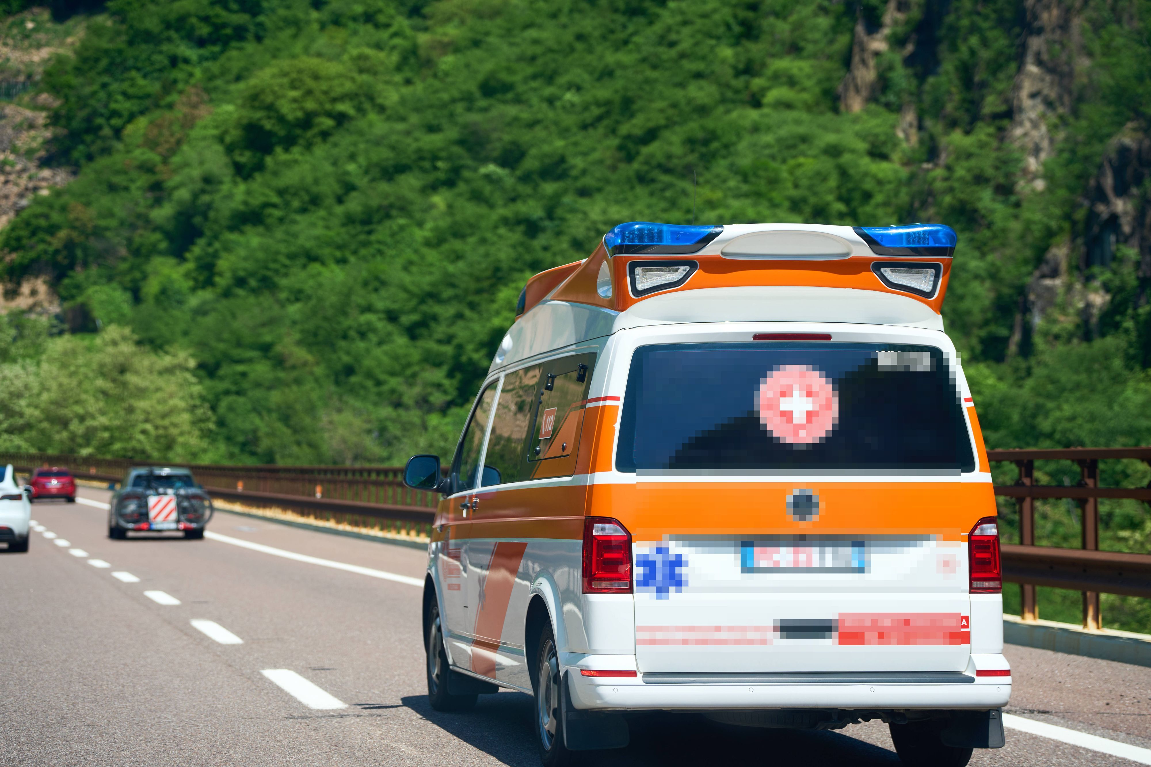 Italienischer Krankenwagen im Einsatz (Symbolbild). In Umbrien hat sich ein Unfall mit sieben Toten ereignet.