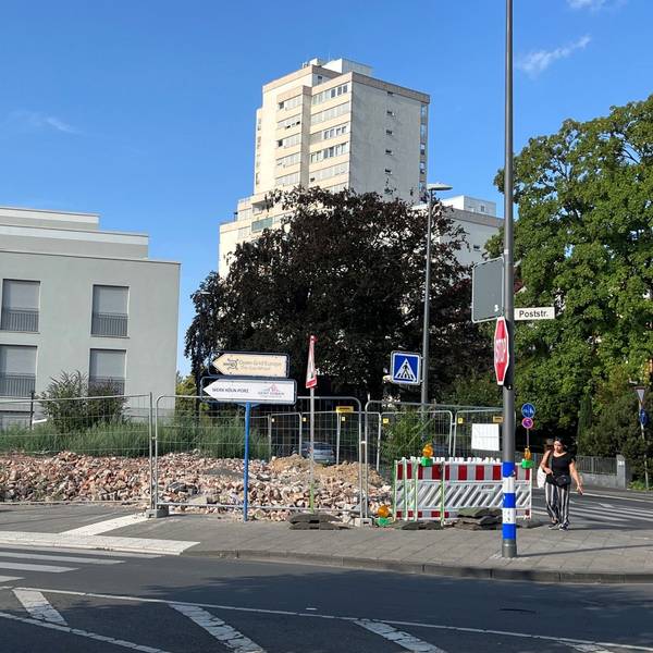 Auf den Abbruchtrümmern des ehemaligen Sonnenhauses wächst seit Ende April das Unkraut. Die GAG will im Oktober mit einem Neubau beginnen, es fehle aber noch eine Förderzusage der Stadt.