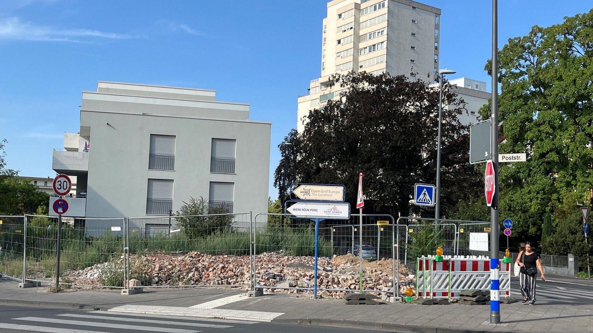Auf den Abbruchtrümmern des ehemaligen Sonnenhauses wächst seit Ende April das Unkraut. Die GAG will im Oktober mit einem Neubau beginnen, es fehle aber noch eine Förderzusage der Stadt.