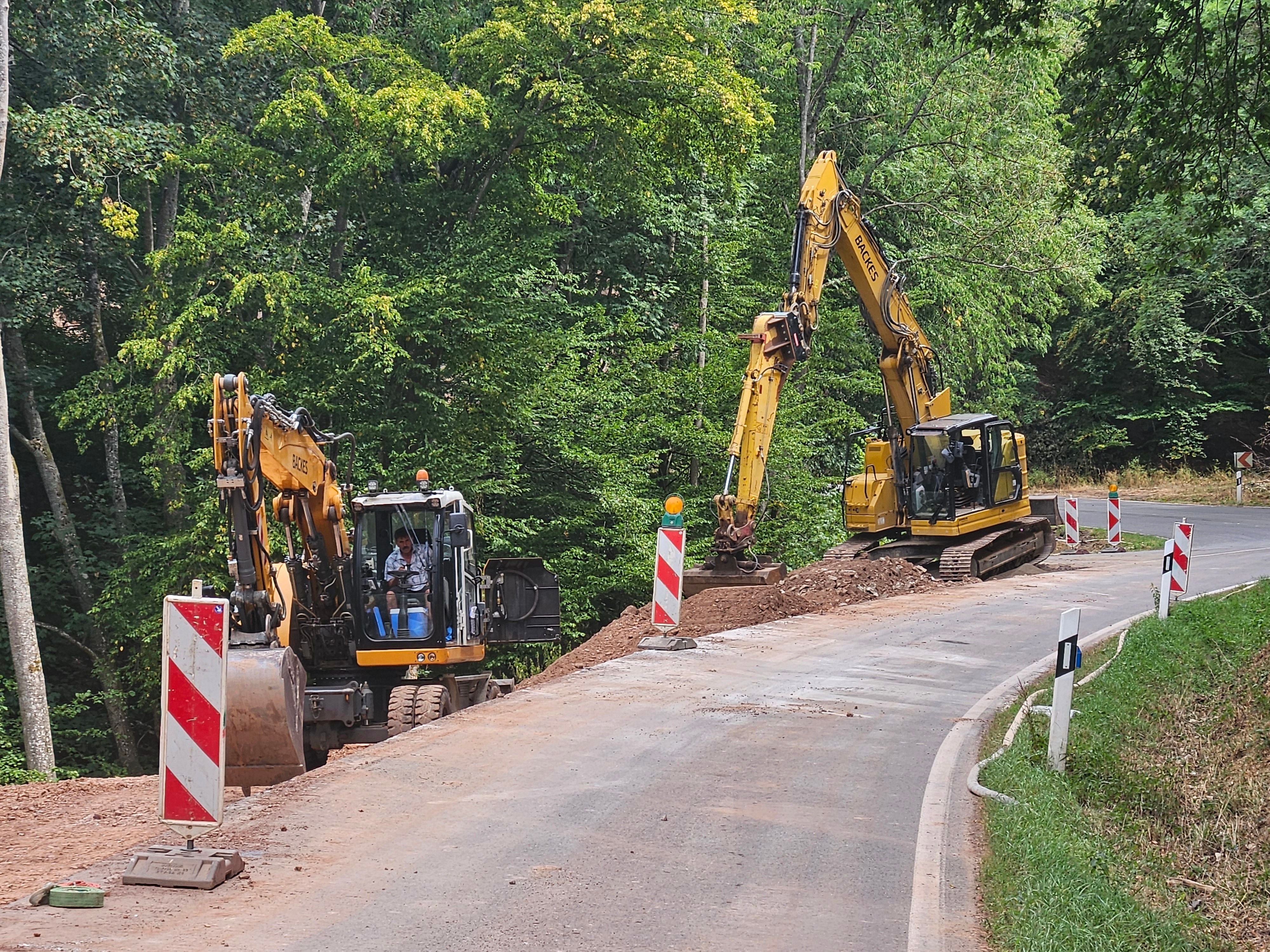 Das Foto zeigt zwei Bagger bei den Arbeiten an der Bundesstraße.