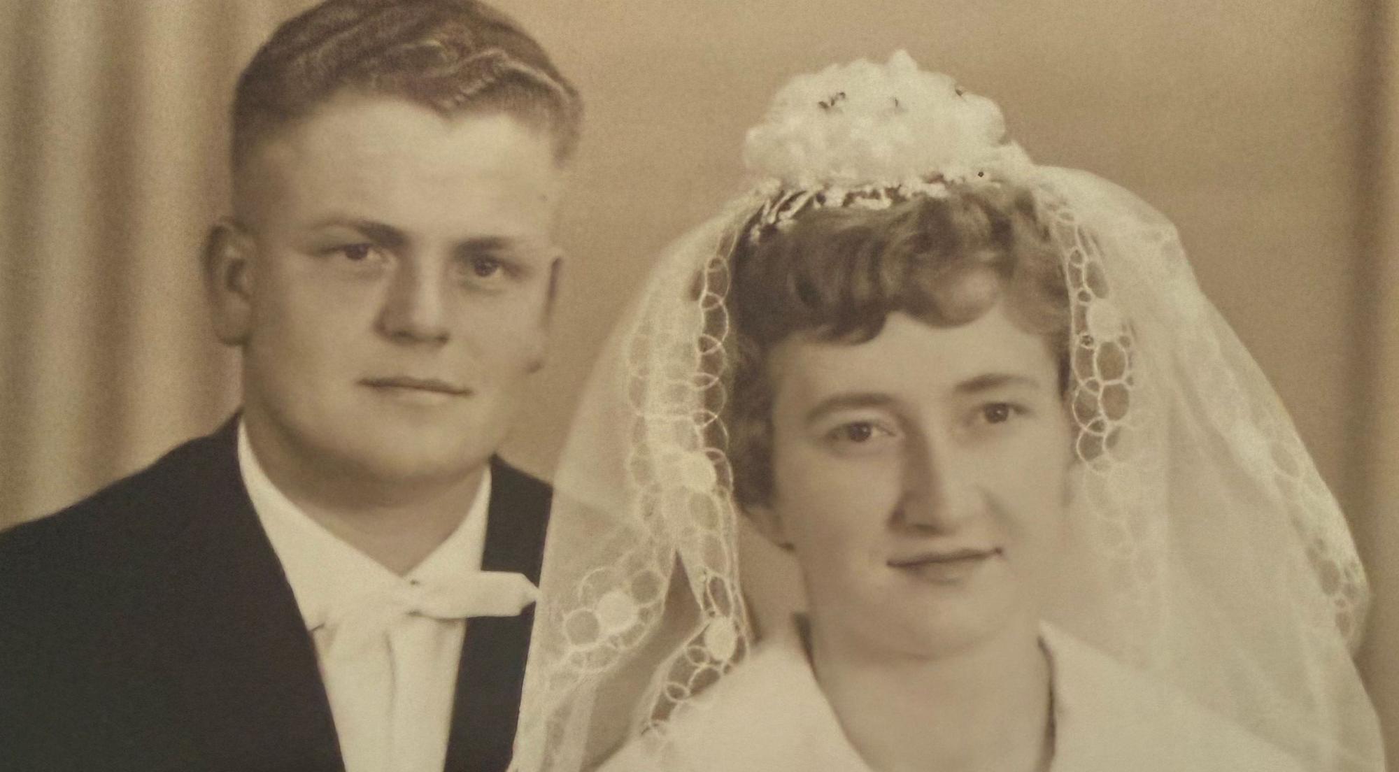 Schwarz-weiß-Bild eines jungen Hochzeitpaars.