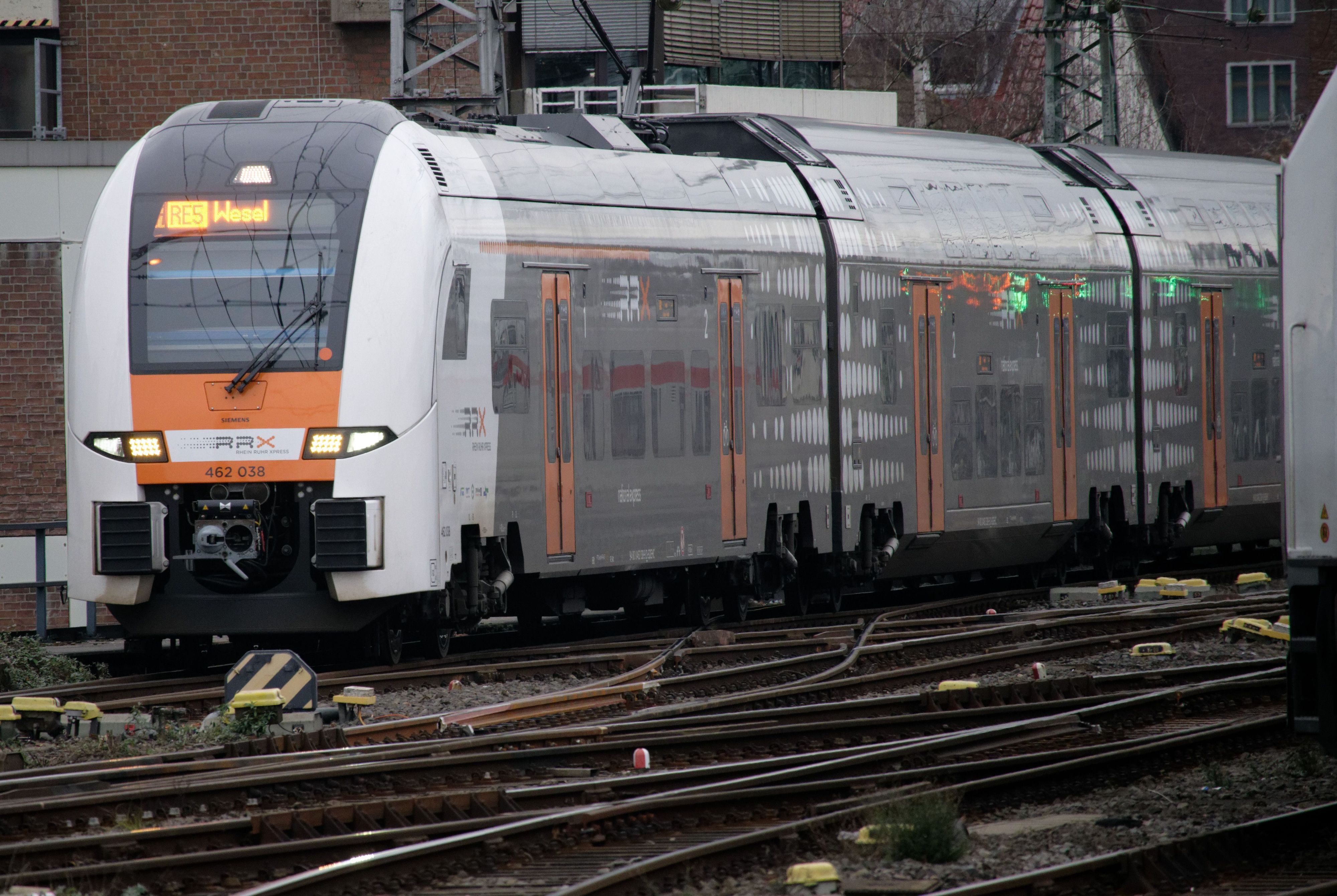 Ein RRX-Zug der Bahngesellschaft National Express fährt in den Kölner Hauptbahnhof ein.