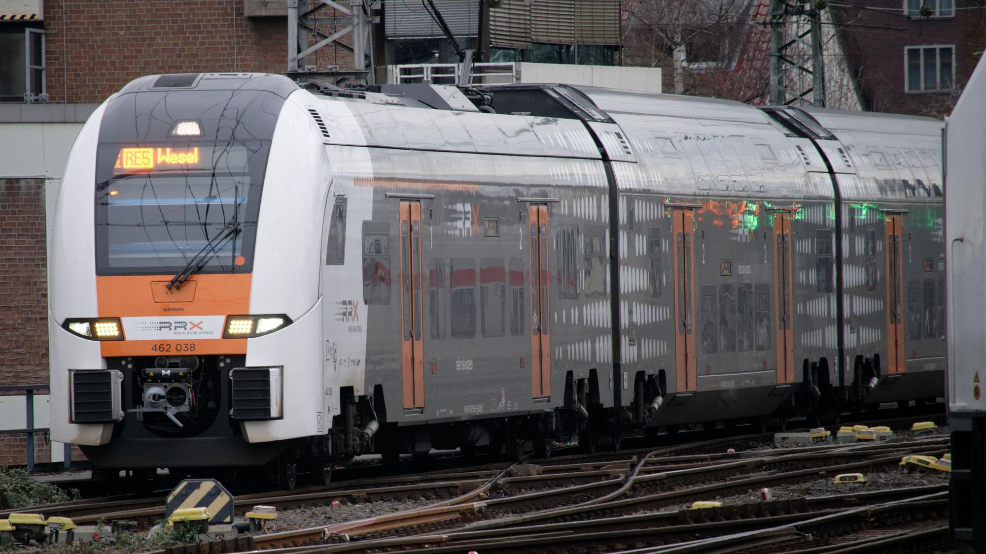 Ein RRX-Zug der Bahngesellschaft National Express fährt in den Kölner Hauptbahnhof ein.