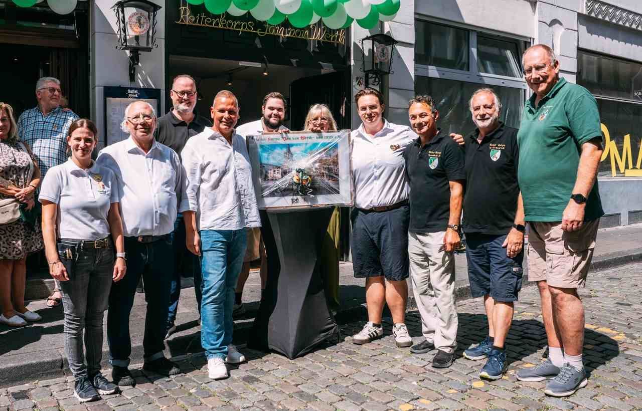 Reiter-Korps Jan von Werth vor der Traditionskneipe „Zum Jan“.