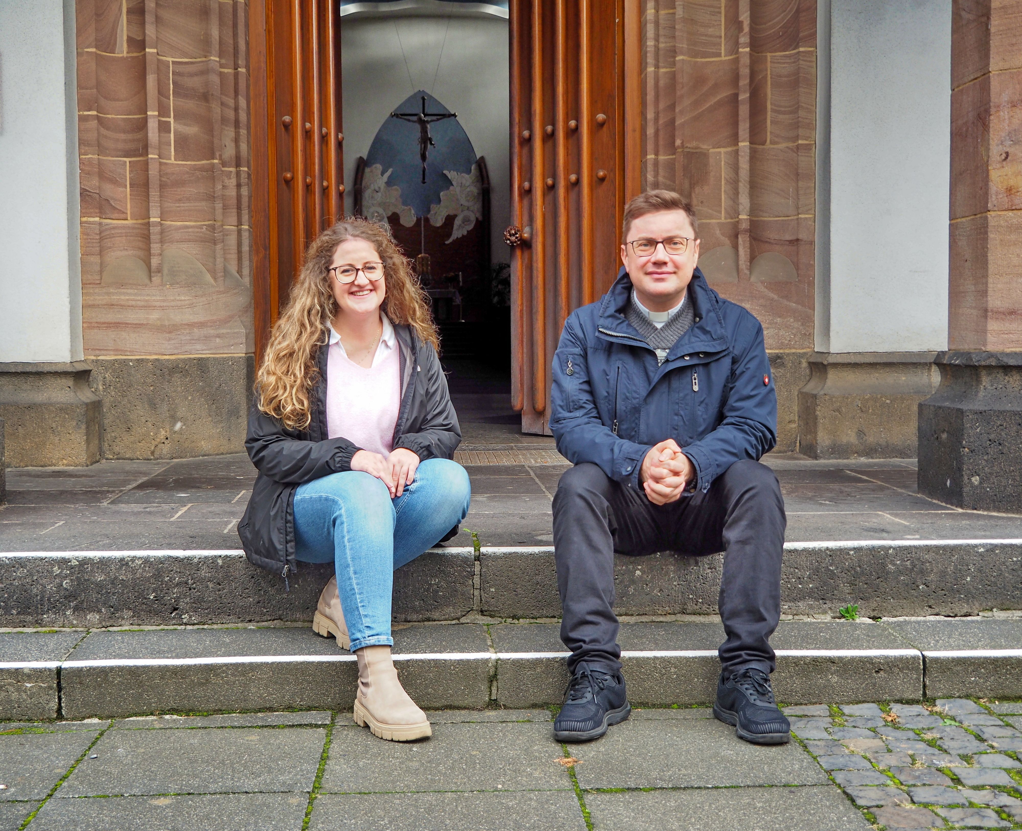 Das Church-Planting-Team – hier eine Aufnahme vom Oktober 2025 mit Referentin Karolin Plichta und Pfarrer Robert Knezevic (Kirchenmusiker Alexander Rendchen ist nicht im Bild) – wird St. Pius vorzeitig verlassen.