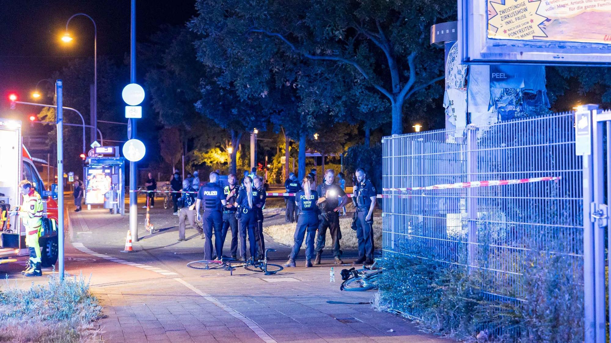 Polizisten untersuchen den Tatort.