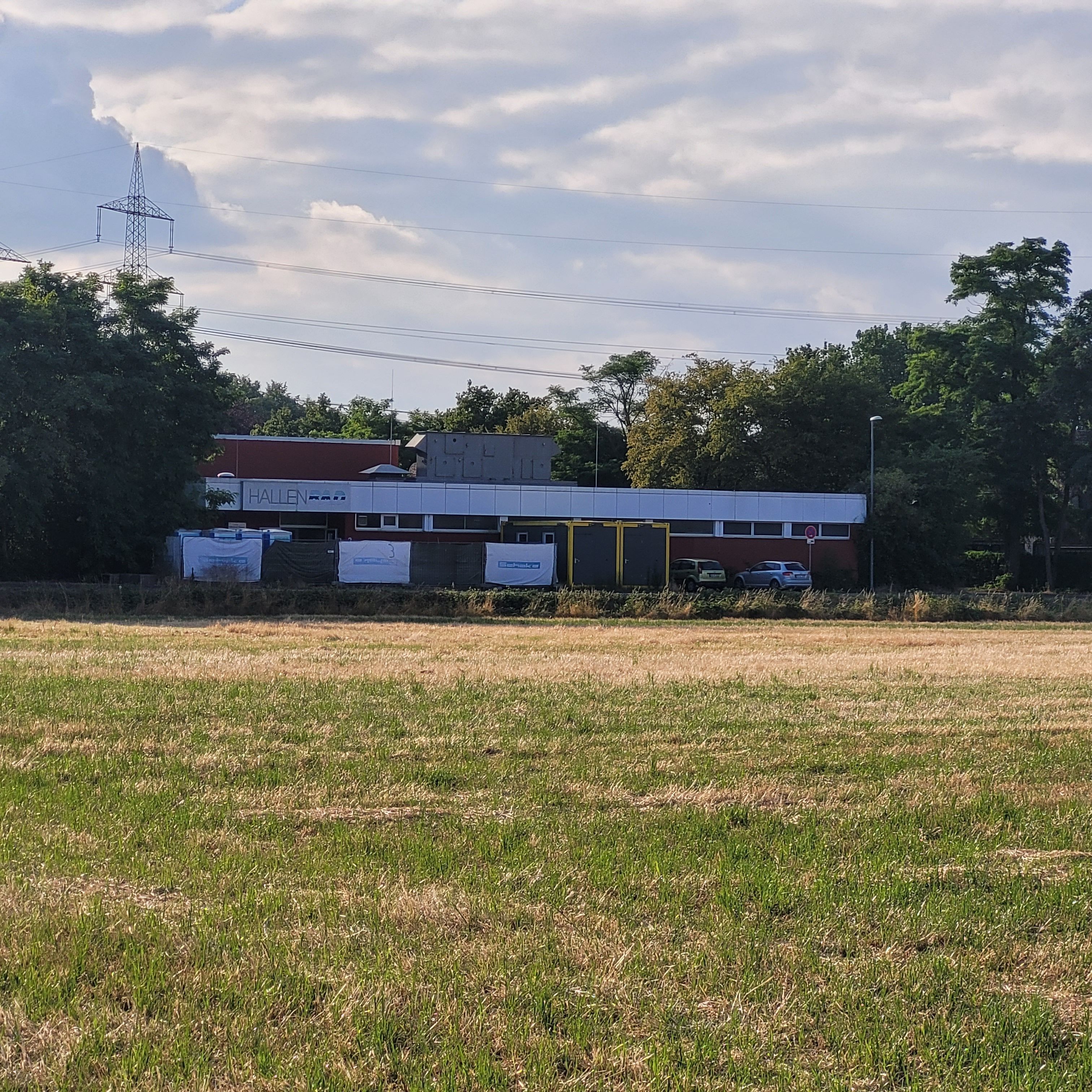 Das alte Pulheimer Hallenbad dient Geflüchteten als Unterkunft.