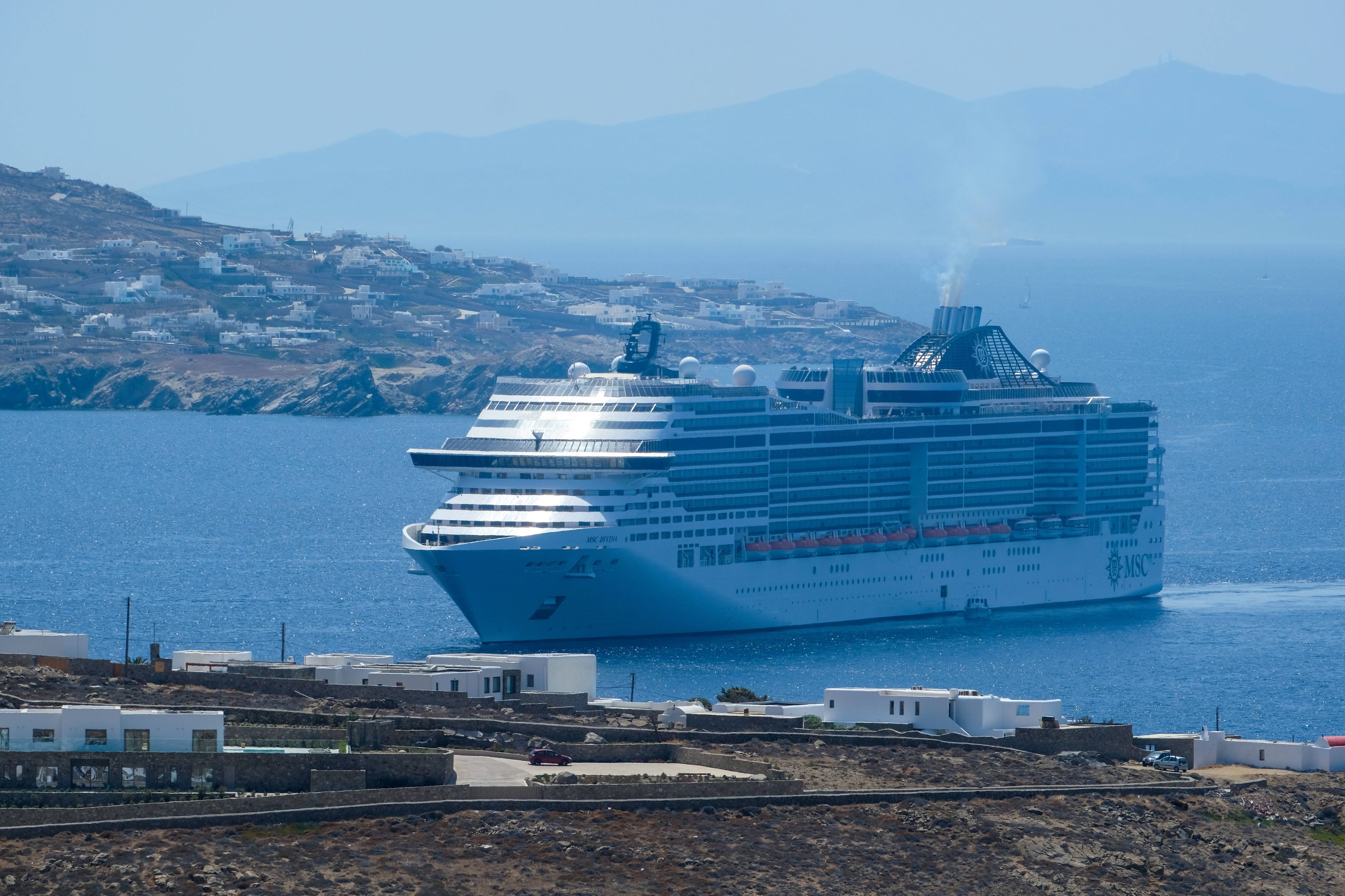 MSC Divina in einem Hafen.