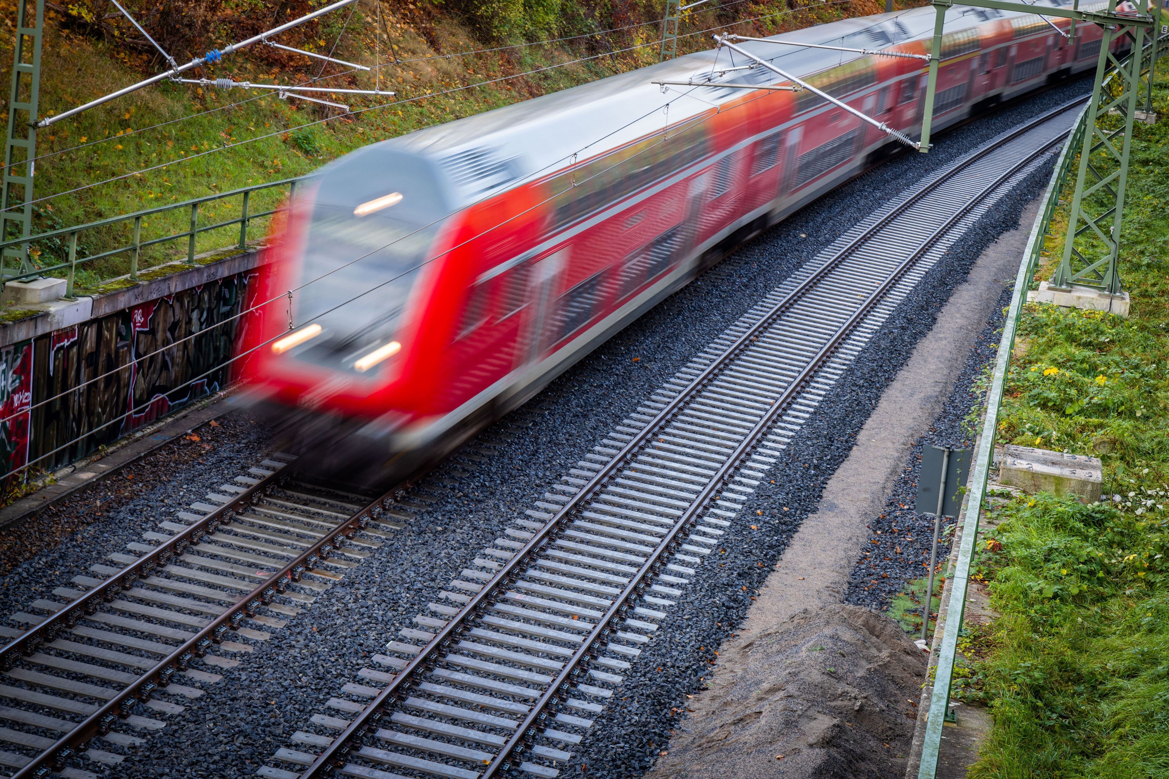 Die Preisstruktur ist für viele Bahnreisende nicht einfach zu durchschauen (Symbolbild eines Nahverkehrszuges).