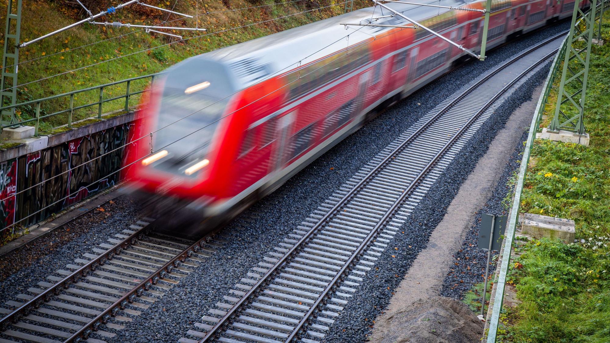 Die Preisstruktur ist für viele Bahnreisende nicht einfach zu durchschauen (Symbolbild eines Nahverkehrszuges).