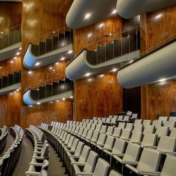 Unter Zuschauerlogen in einem Opernhaus befinden sich Sitzreihen.