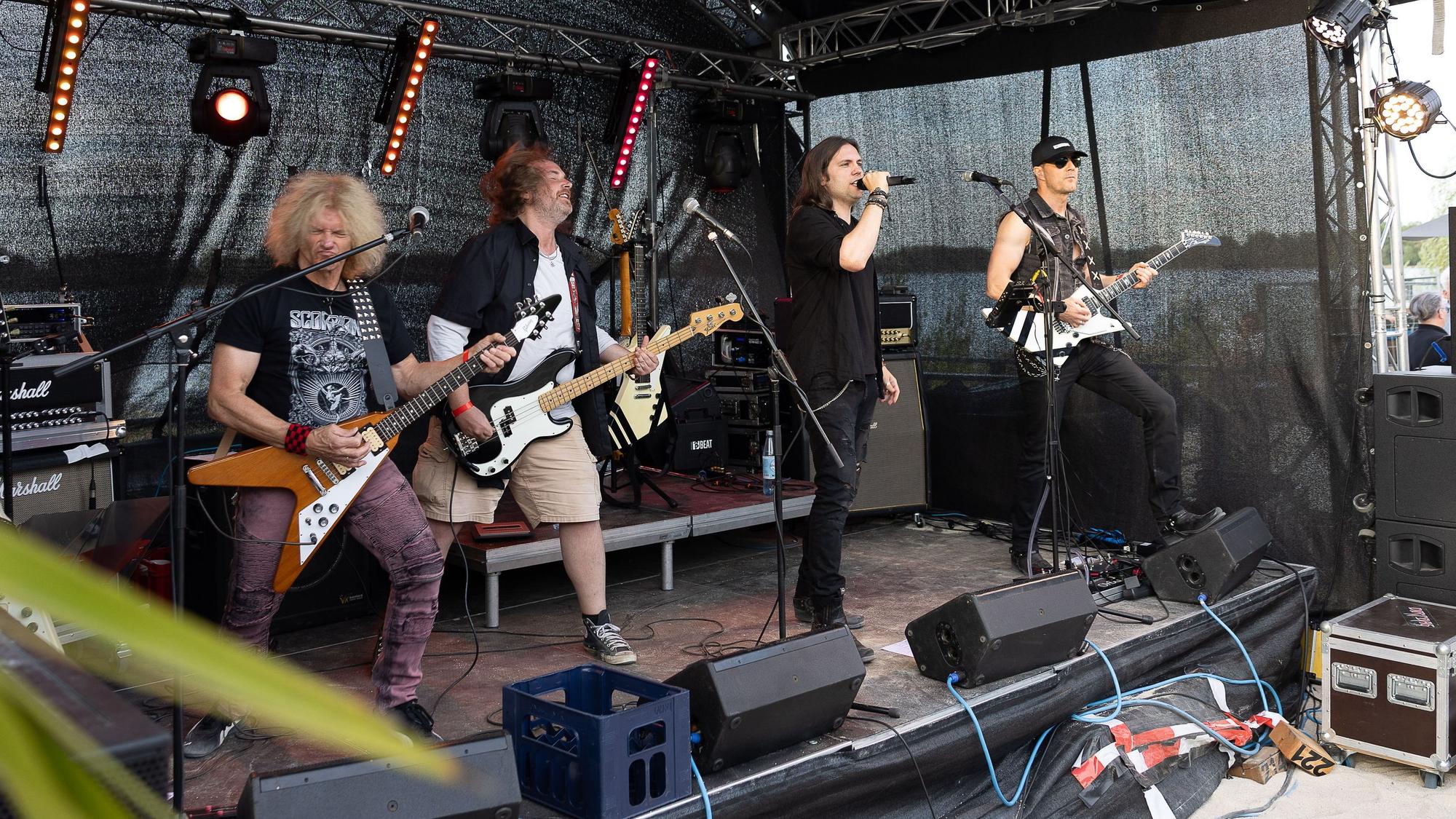 Die Scorpions-Tributeband Blackout beim Auftritt am Lago Beach in Zülpich.