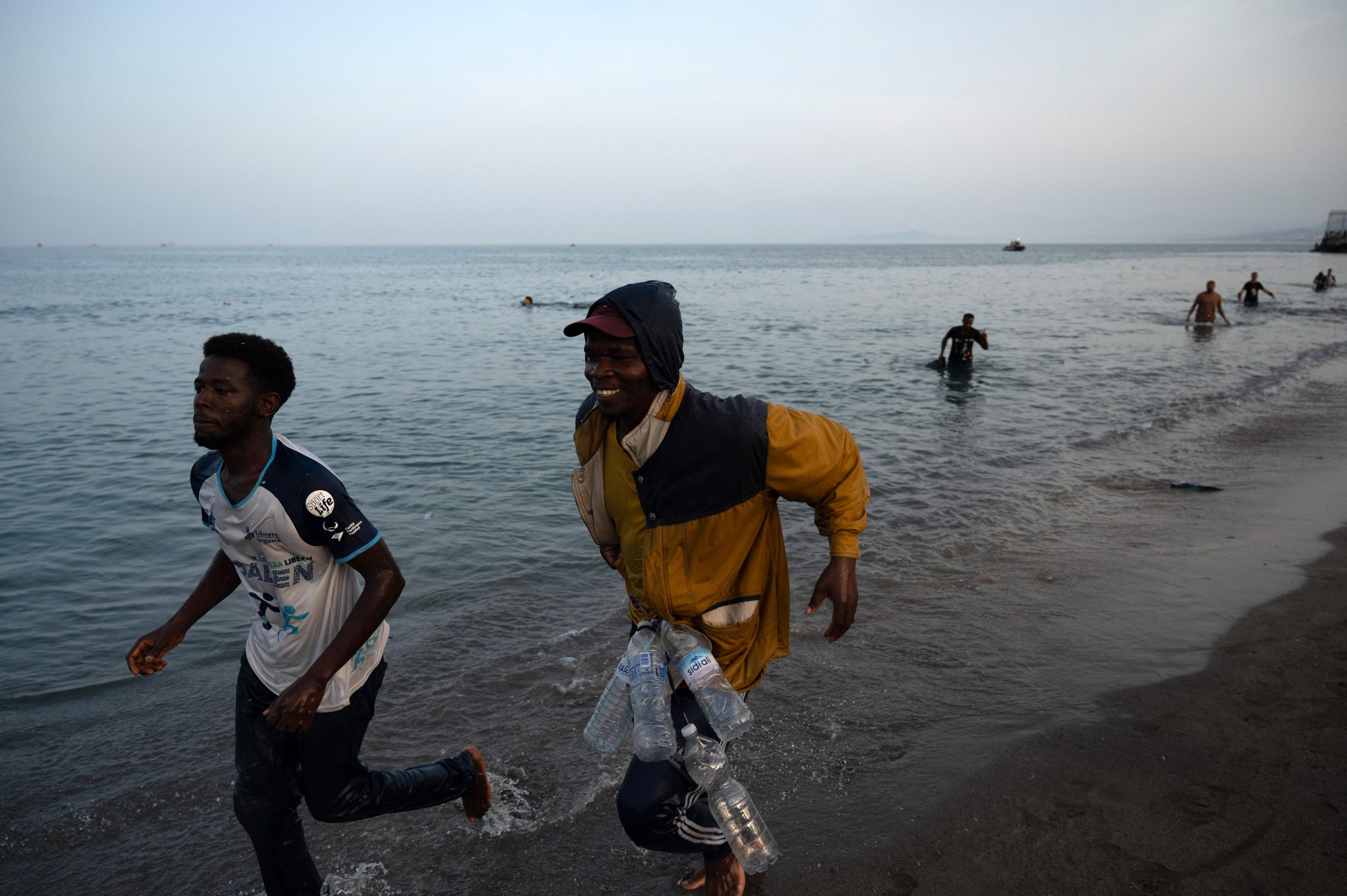 Migranten aus Marokko kommen an der Küste in Ceuta an.