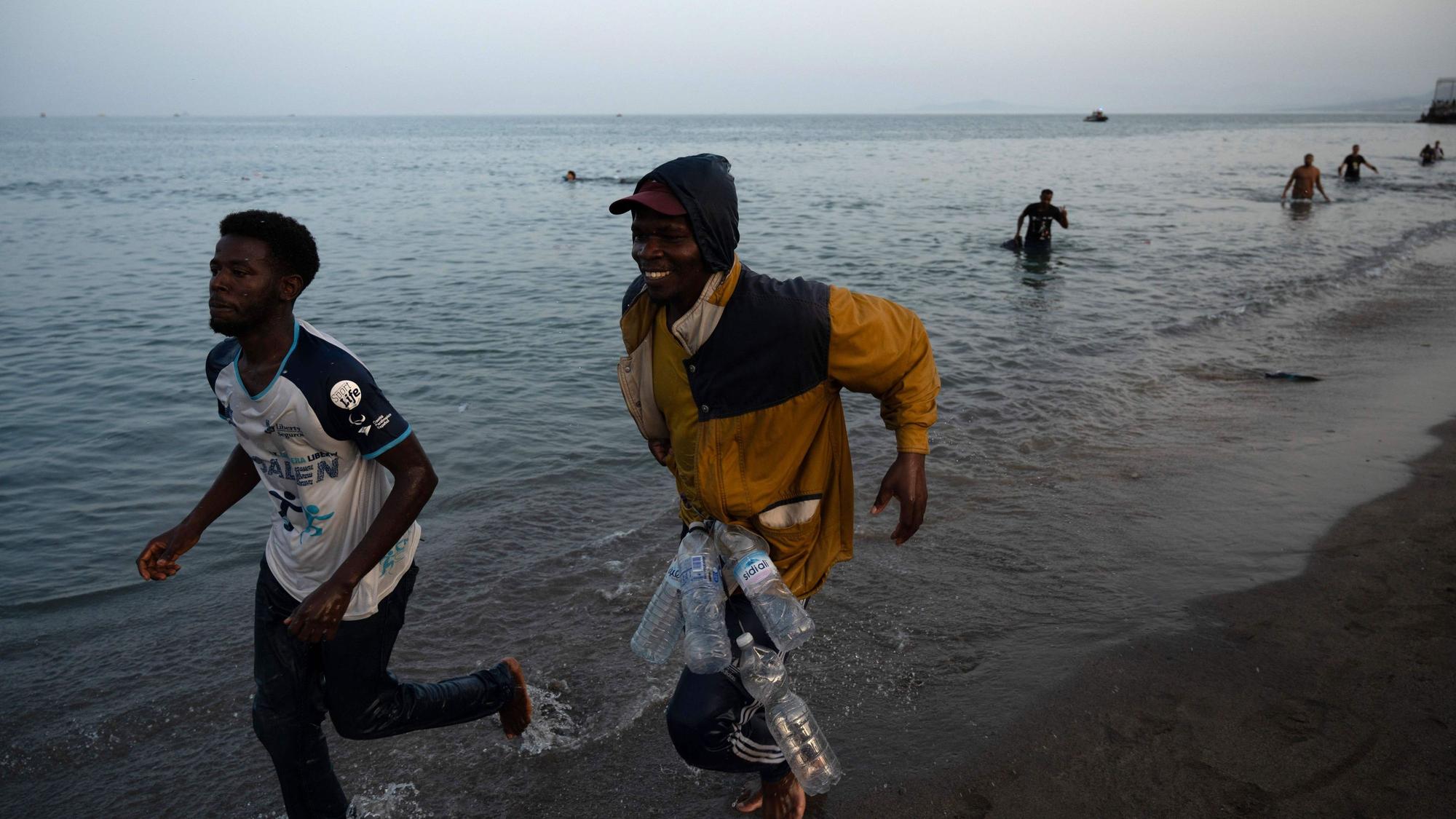Migranten aus Marokko kommen an der Küste in Ceuta an.