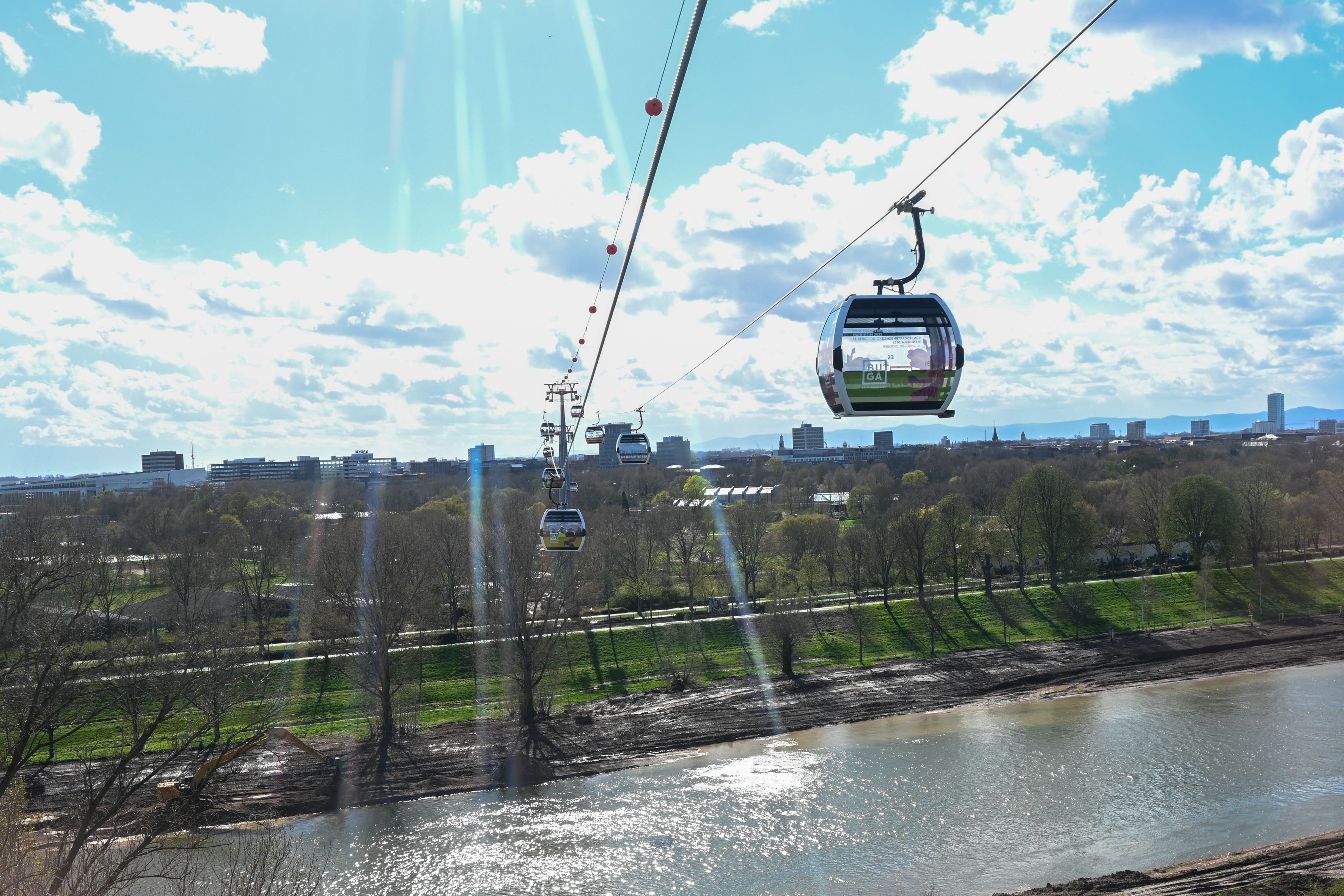 Vorbild Mannheim: Während der Bundesgartenschau 2023 beförderte eine provisorische Seilbahn Buga-Besucher über den Rhein.