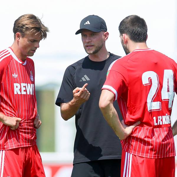 Trainer René Wagner im Gespräch mit Joel Schmied (l.) und Neuzugang Luka Lochoshvili.