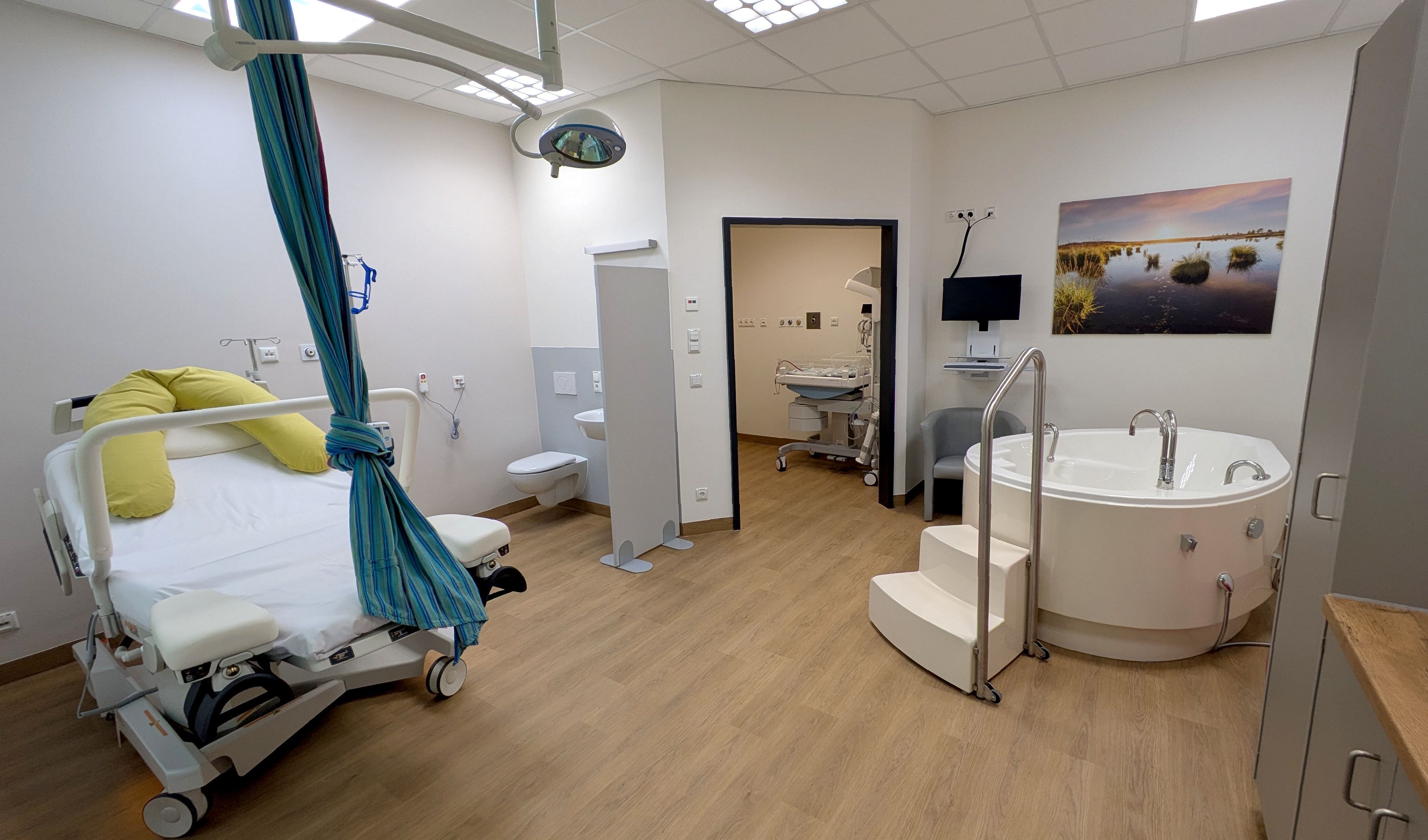 Blick in den neuen Kreißsaal in Mechernich: Links steht das Kreißbett, rechts die Geburtswanne.