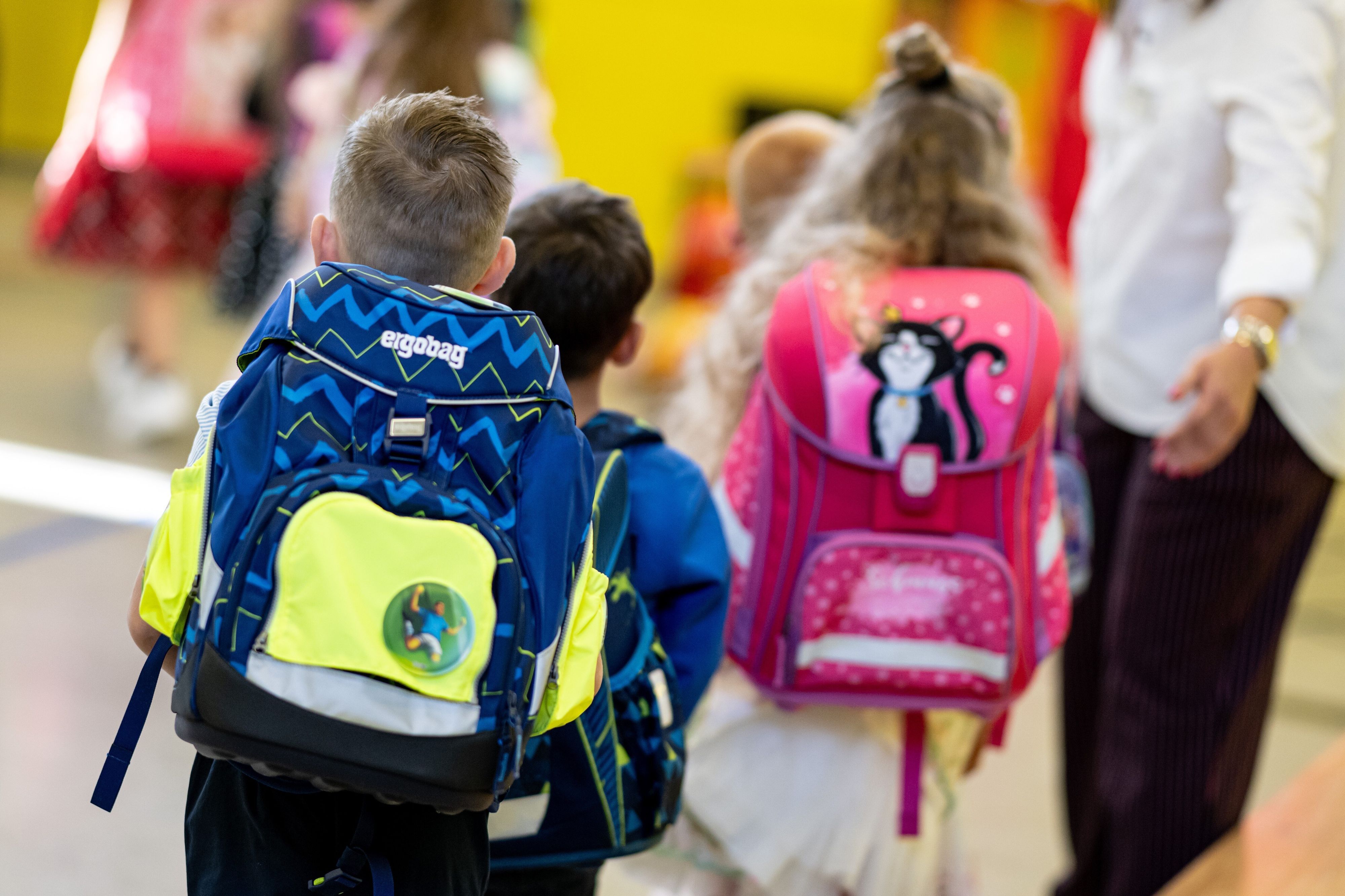 Schulkinder stehen bei der Einschulungsfeier in der Pusteblume-Grudschule. Ein paar Tage nach Beginn des neuen Schuljahres werden in Berlin 37.470 Erstklässler eingeschult. Am heutigen Samstag steht für die Kinder und ihre Familien die Einschulungsfeier auf dem Programm, am Montag startet dann der Unterricht. +++ dpa-Bildfunk +++