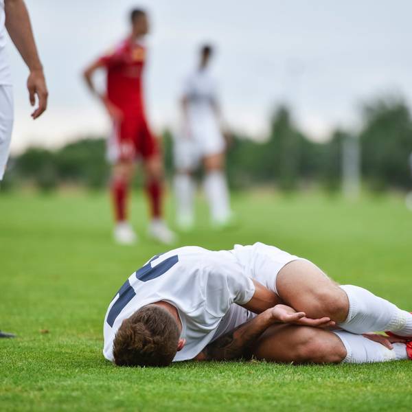 Der Kläger in Köln wurde vom eigenen Mitspieler übel gefoult.