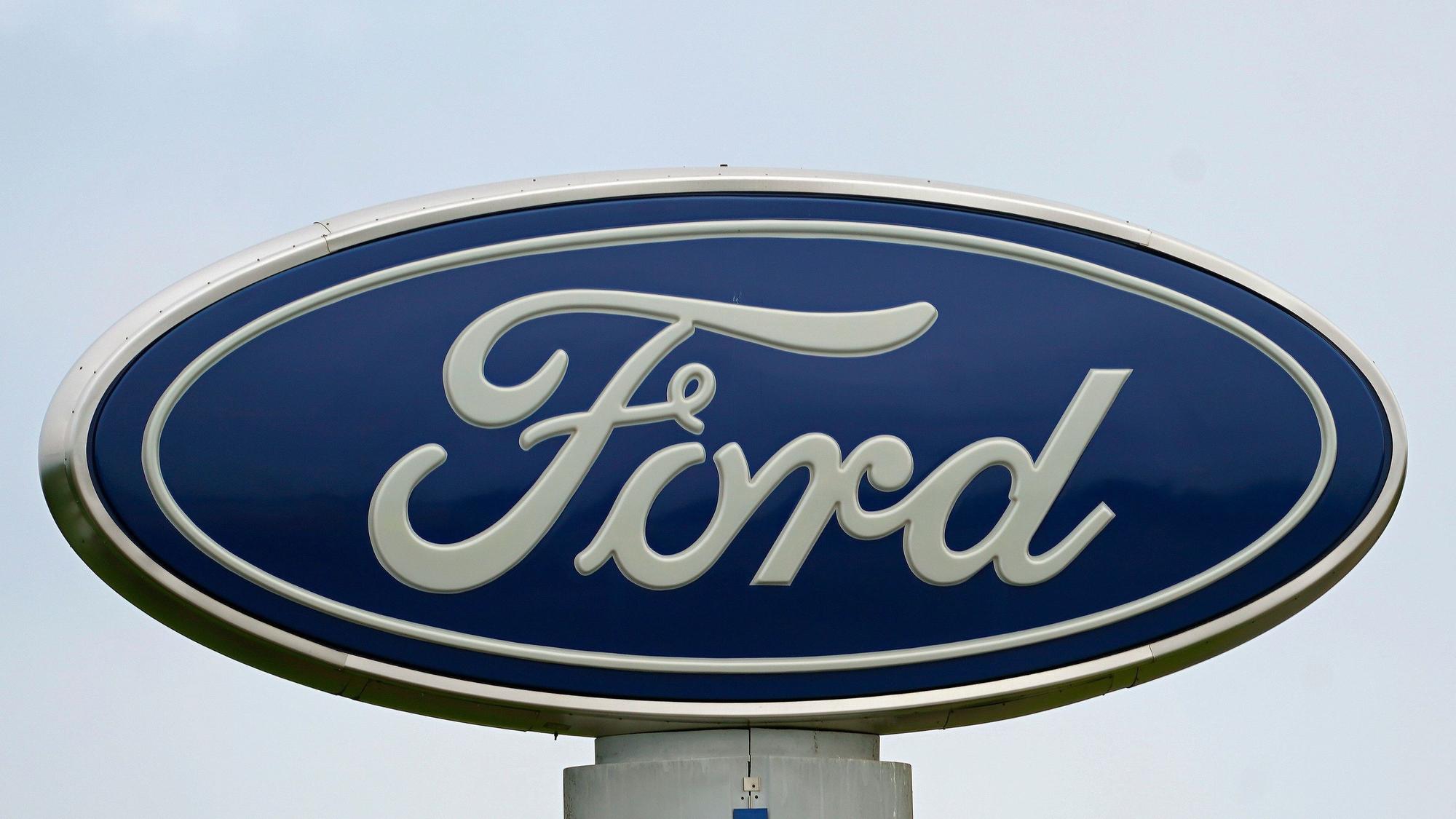 Ein Ford-Logo ist auf einem Gebäude zu sehen. (Archivbild)