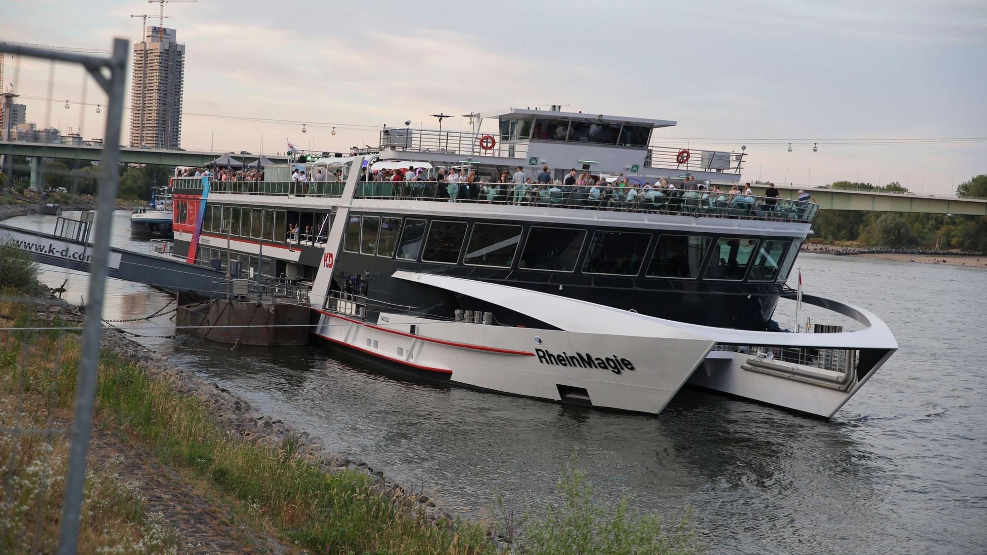 Das Partyboot Rheinmagie. Zahlreiche Ausflugsschiffe können aufgrund des Niedrigwassers nicht fahren.