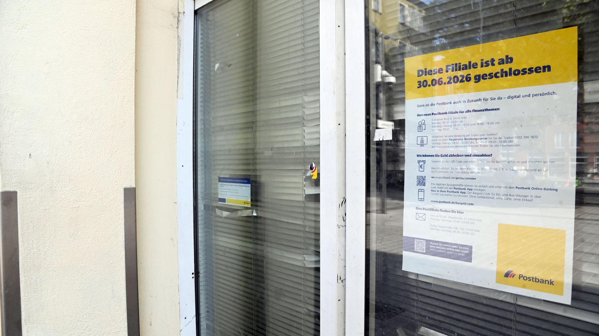 Ein Schild in einer Glaseingangstür weist darauf hin, dass die Postfiliale in Kalk geschlossen ist.