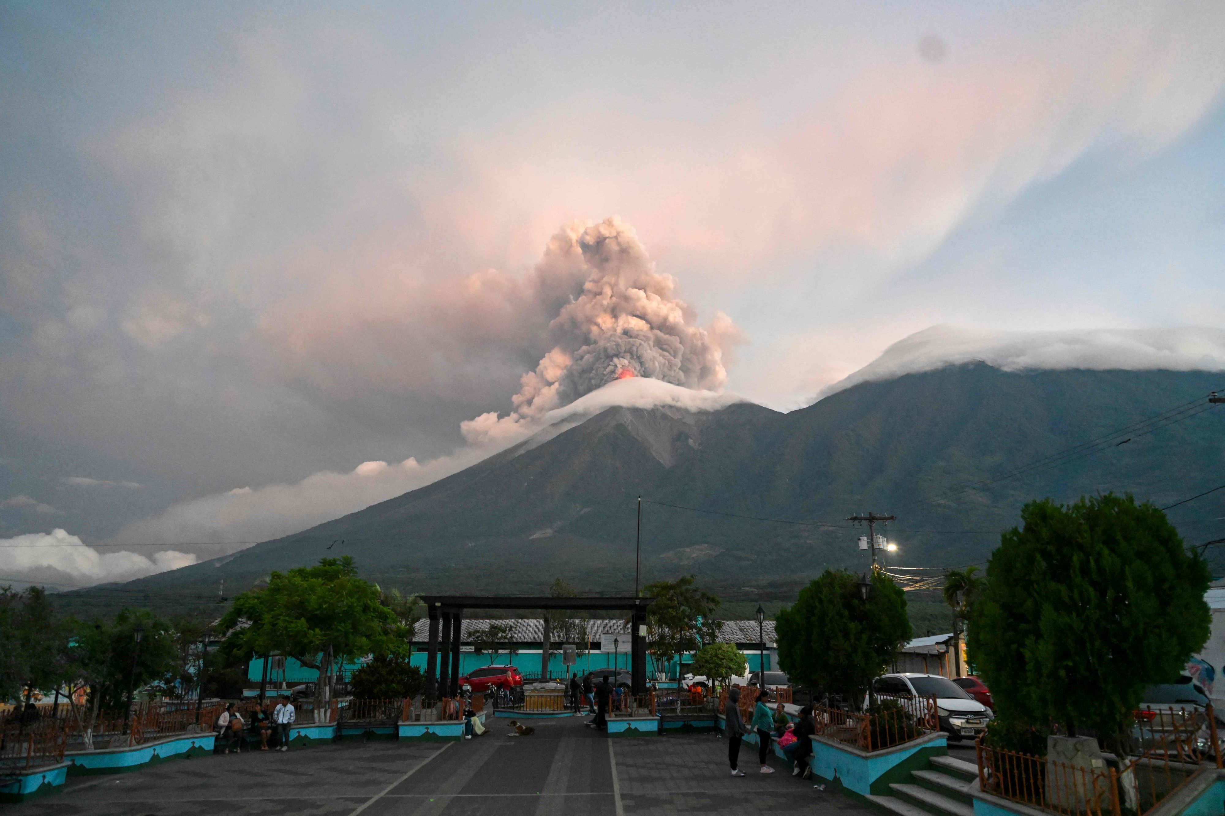 Der Feuervulkan liegt rund 65 Kilometer von Guatemala-Stadt entfernt.
