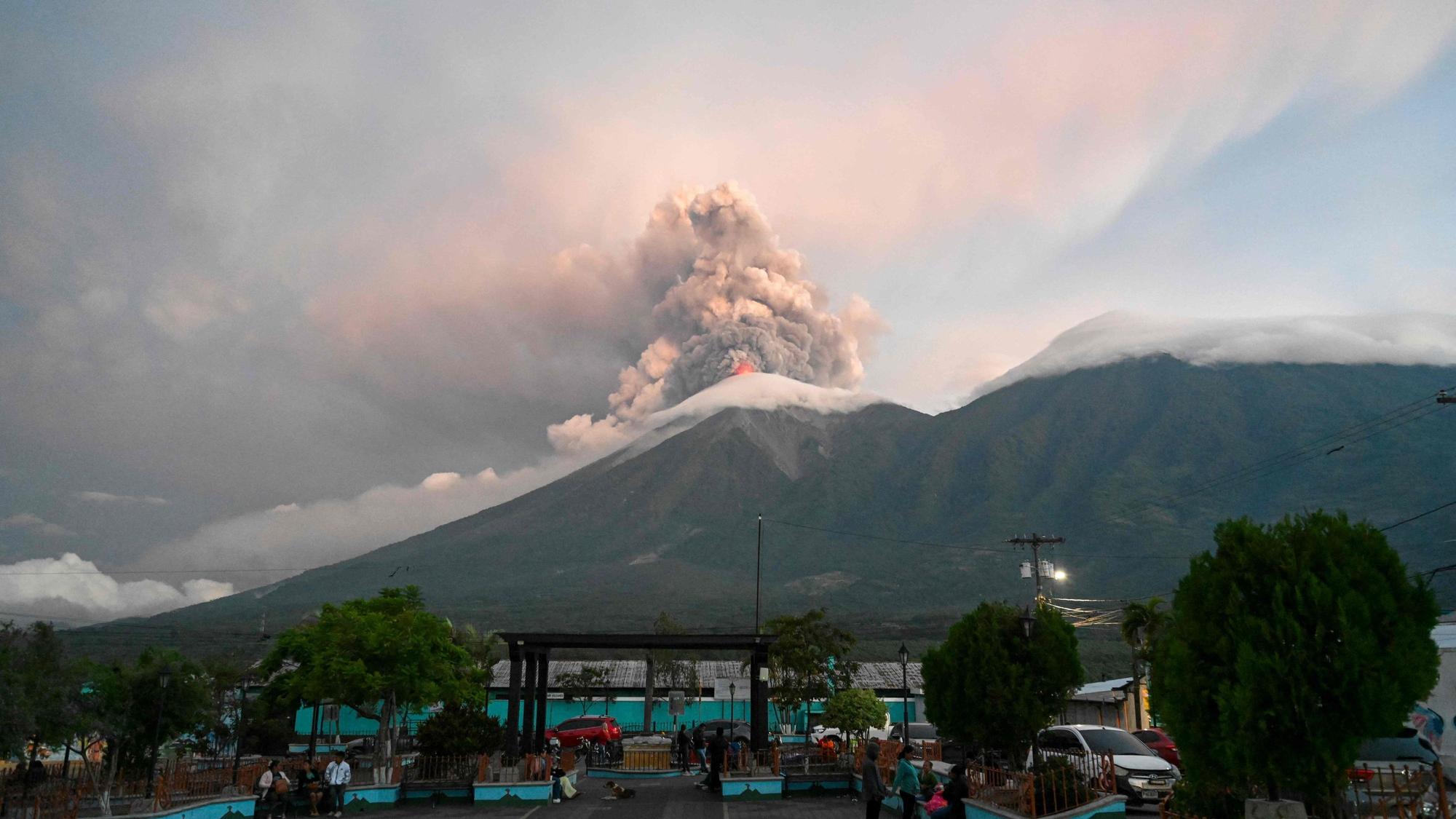 Der Feuervulkan liegt rund 65 Kilometer von Guatemala-Stadt entfernt.