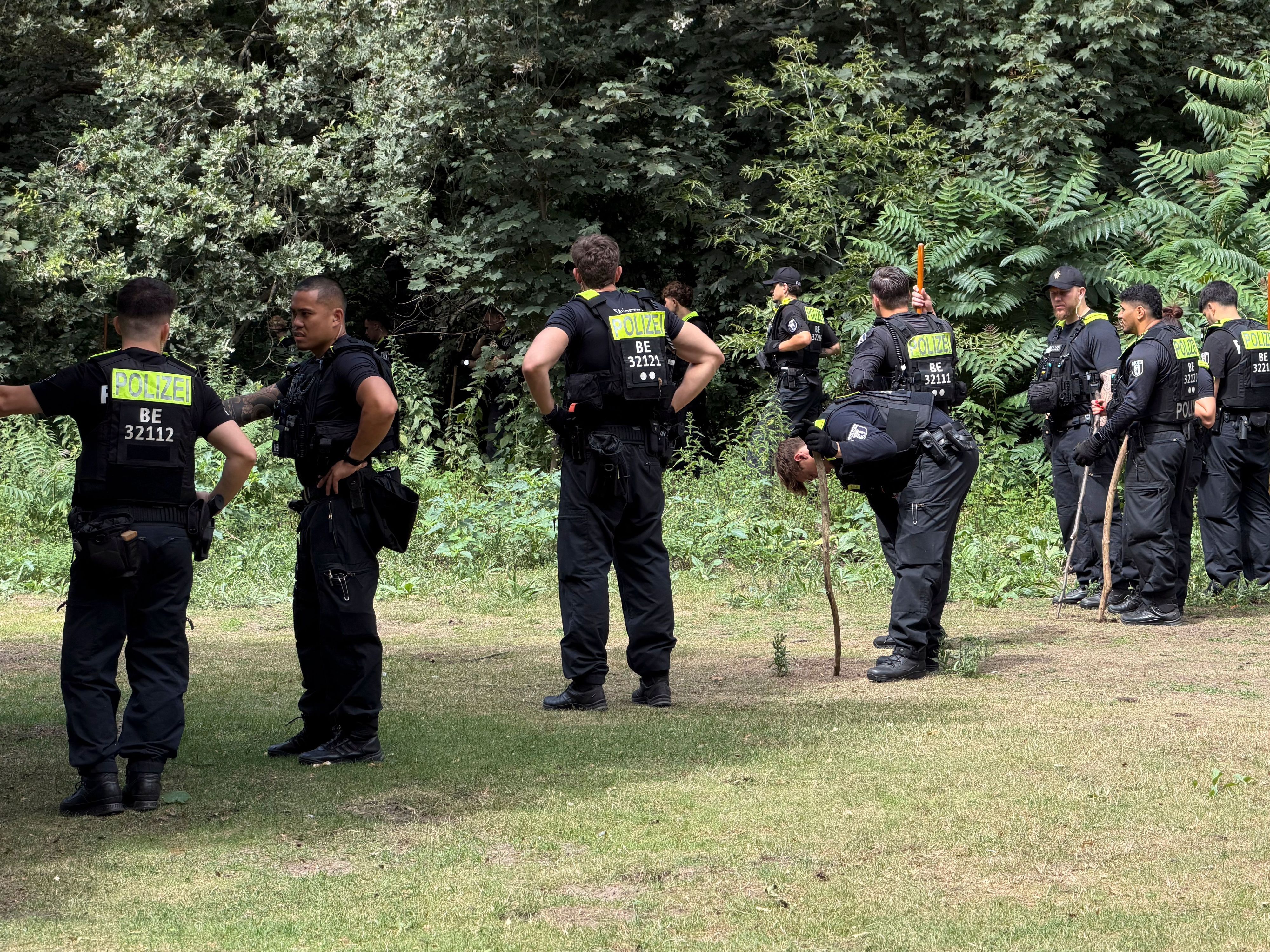 Einsatzkräfte der Polizei suchen in der Nähe des Tatorts des Anschlags auf den Christopher Street Day (CSD) nach Spuren. (Archivbild)