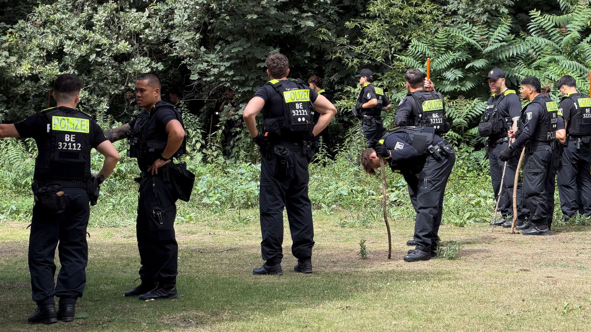 Einsatzkräfte der Polizei suchen in der Nähe des Tatorts des Anschlags auf den Christopher Street Day (CSD) nach Spuren. (Archivbild)