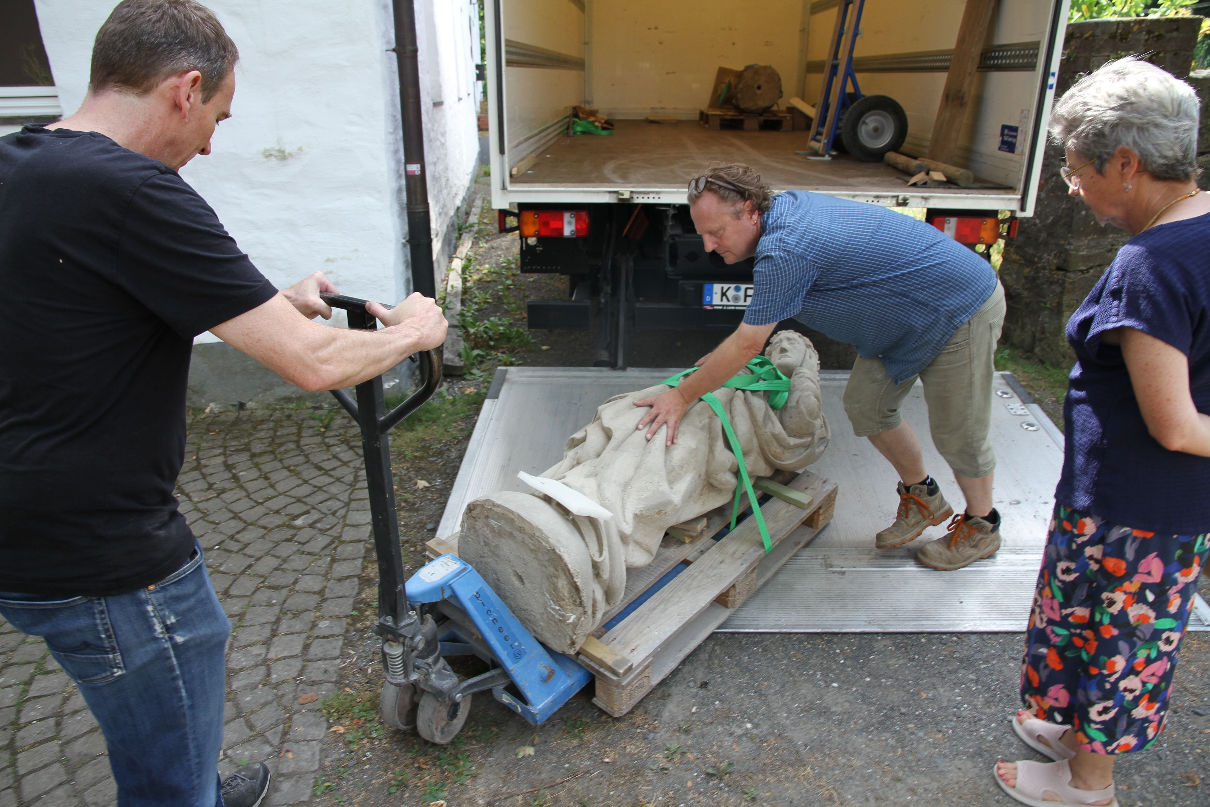 Die Steinfiguren von Johannes und Maria der Seligenthaler Kreuzigungsgruppe wurden restauriert, von links: Dietmar Krauthäuser, Michael Streuff und Andrea Korte-Böger