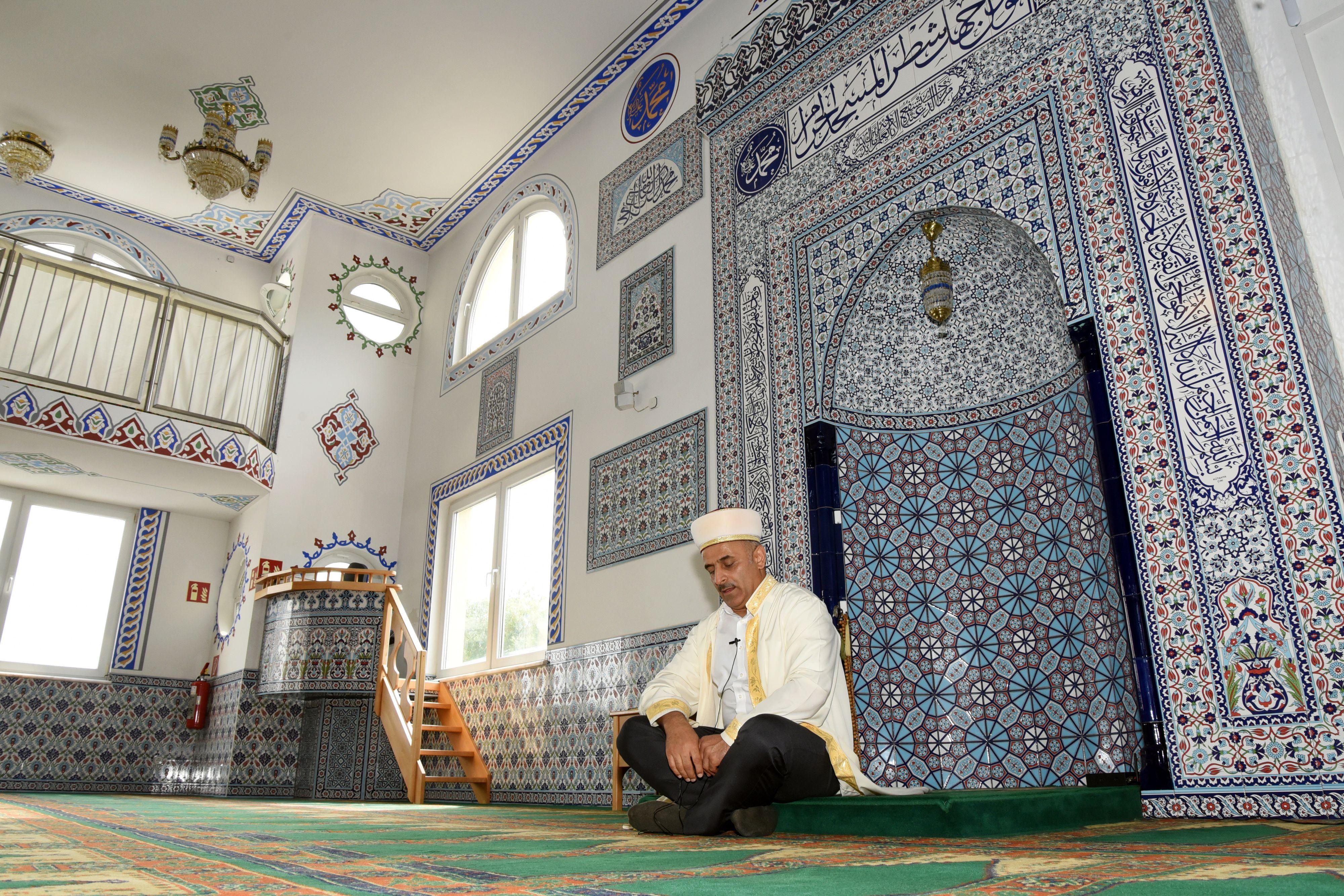 Vorbeter Hamza Yesildal in der Engelskrichener Moschee.)