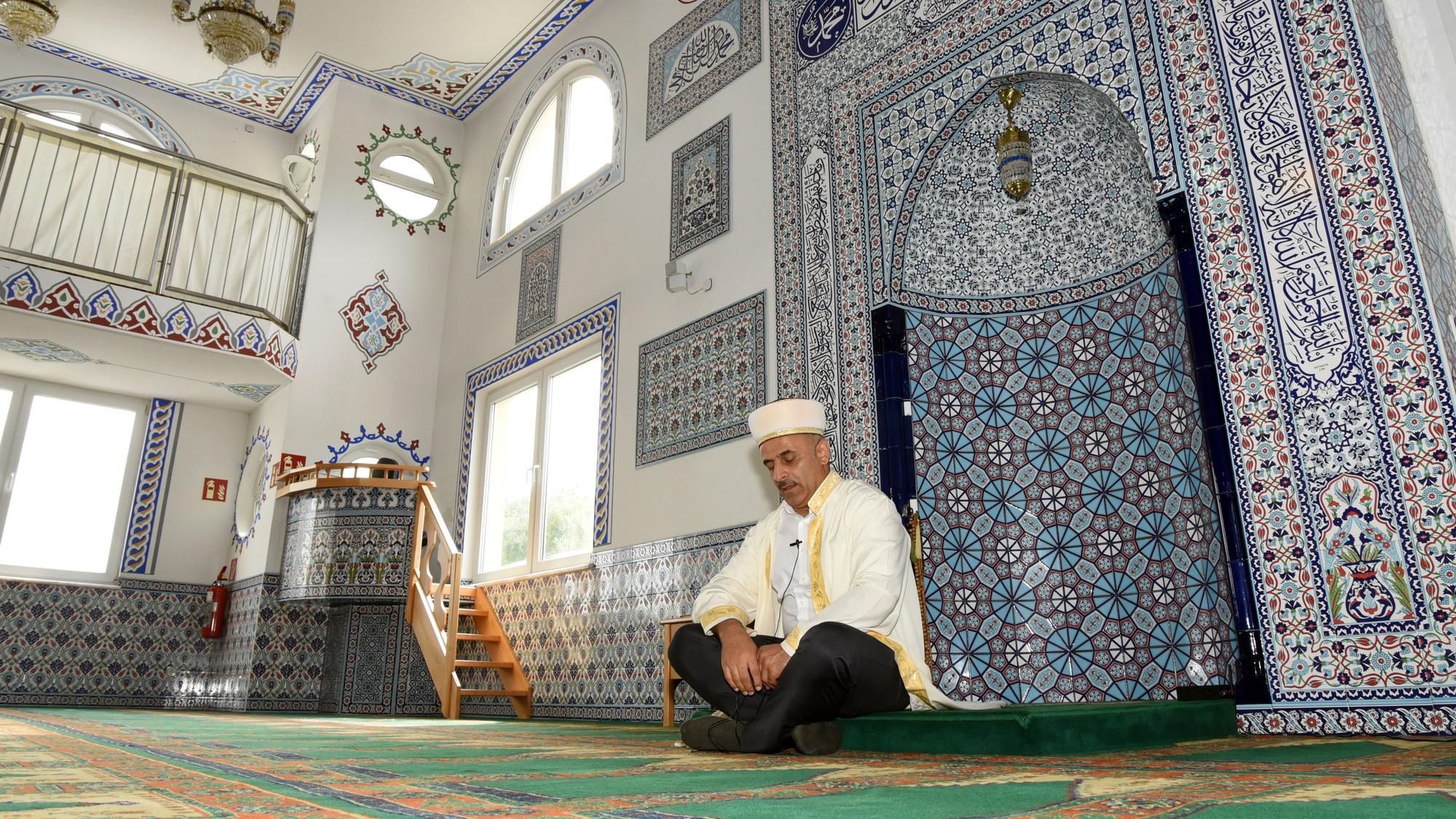Vorbeter Hamza Yesildal in der Engelskrichener Moschee.)