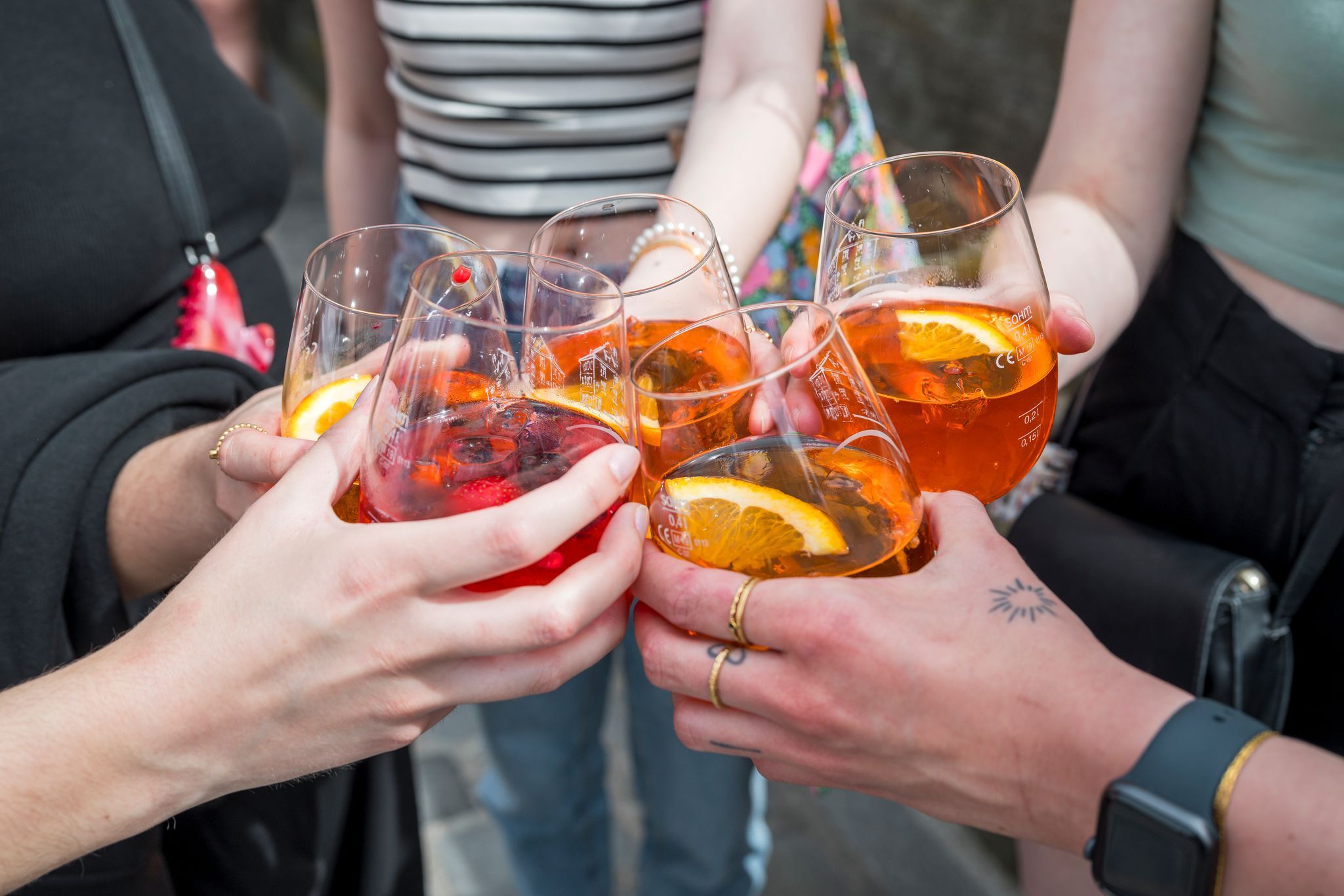 Aperol Spritz beim Prosten.