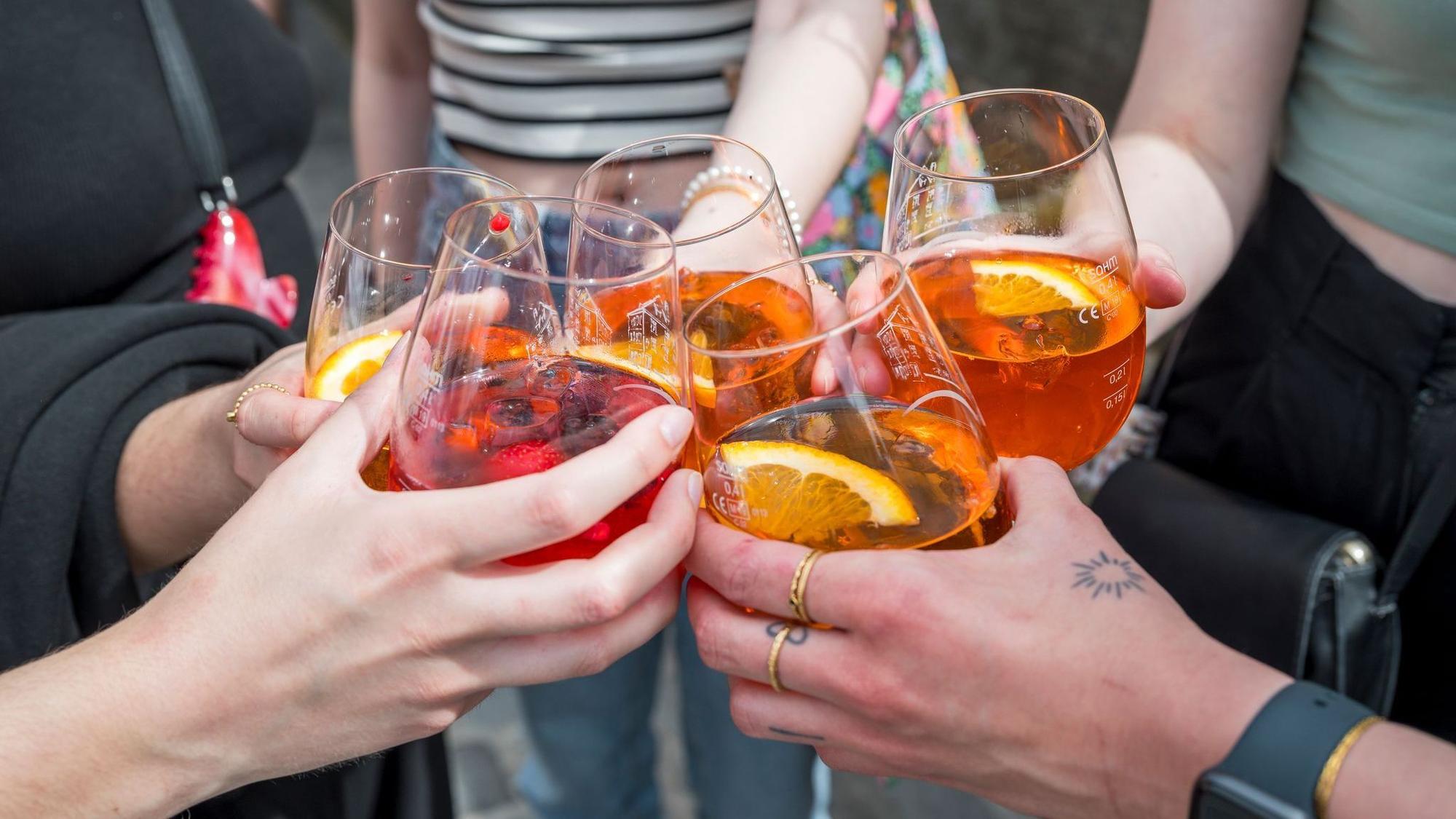 Aperol Spritz beim Prosten.