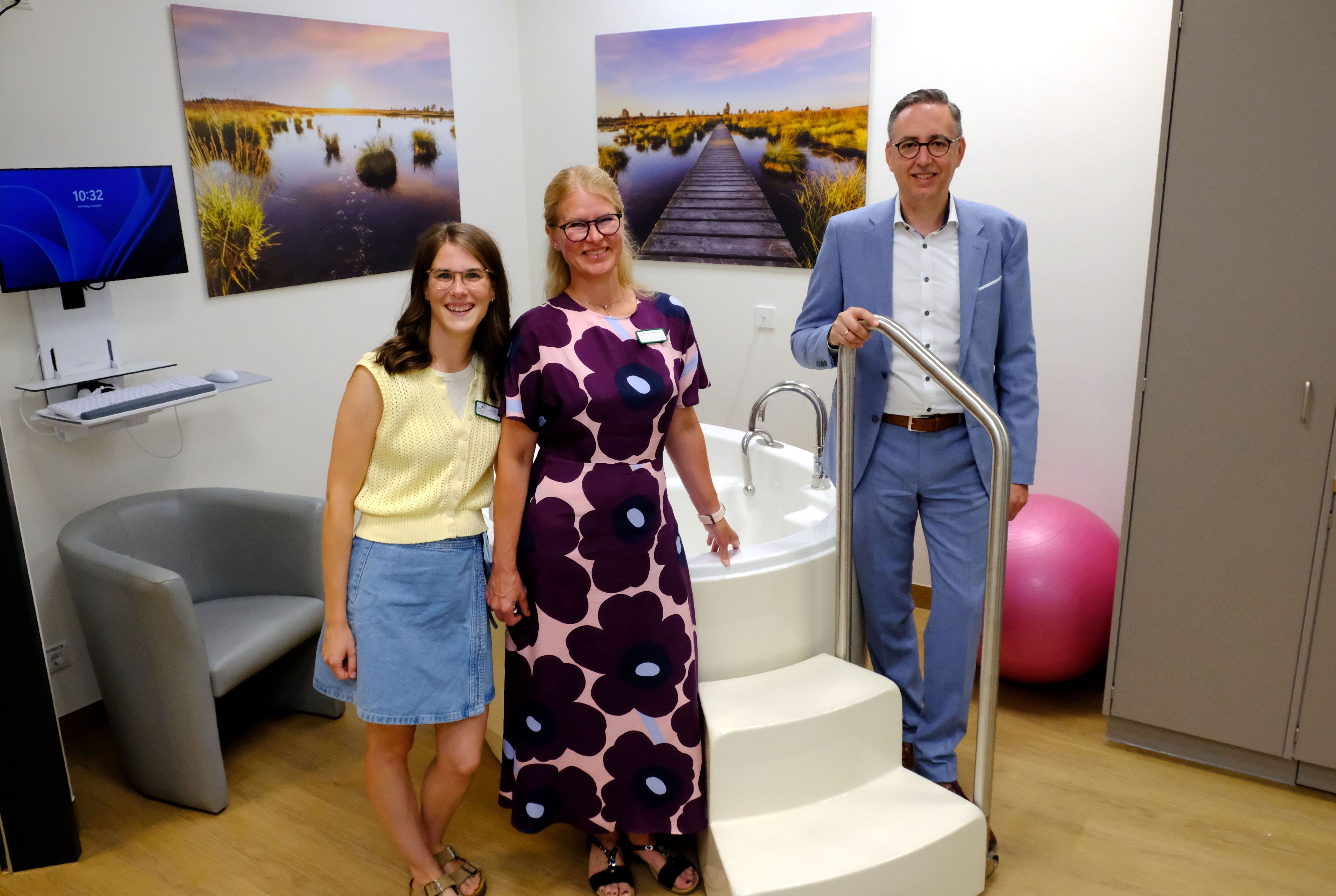 Geschäftsführer Martin Milde, Chefärztin Dr. Tatjana Klug und Hebamme Linda Göser (v.r.) vor der Geburtswanne im neuen Kreißsaal.