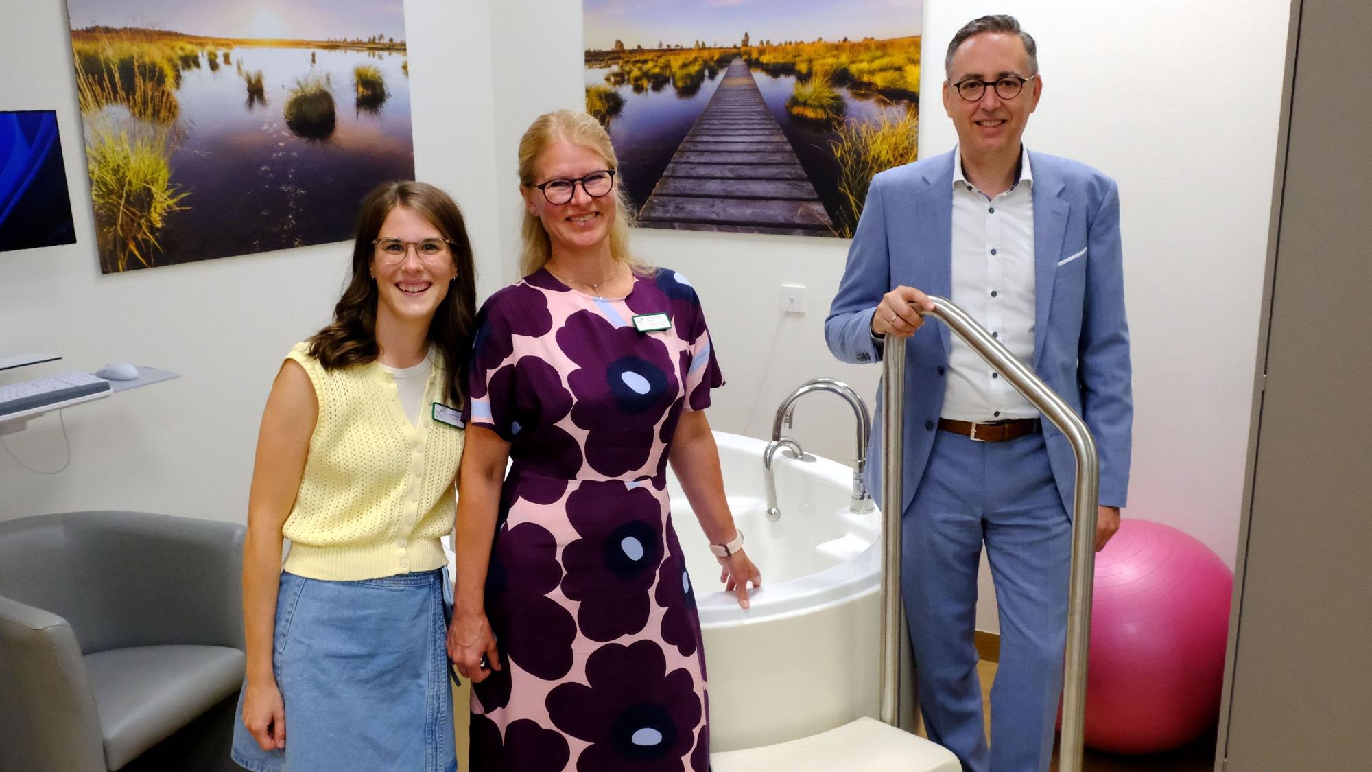 Geschäftsführer Martin Milde, Chefärztin Dr. Tatjana Klug und Hebamme Linda Göser (v.r.) vor der Geburtswanne im neuen Kreißsaal.