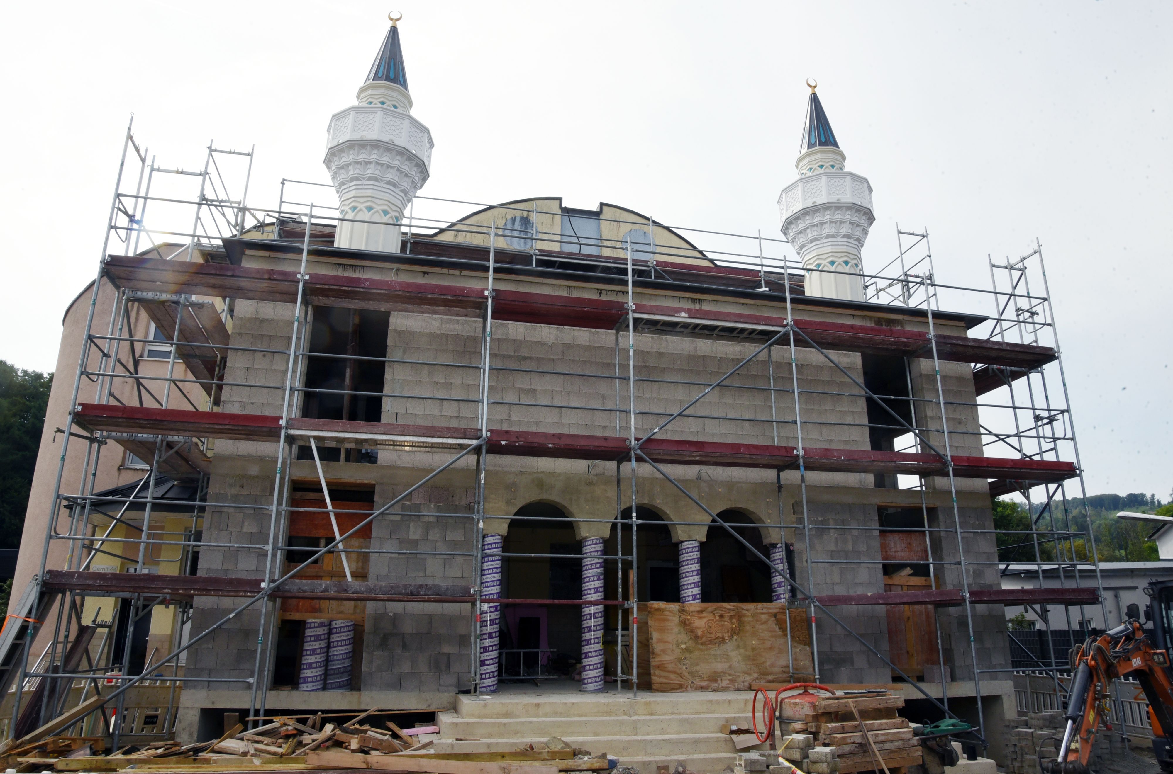 Eine eingerüstete Moschee mit zwei neuen Minaretten auf dem Dach.