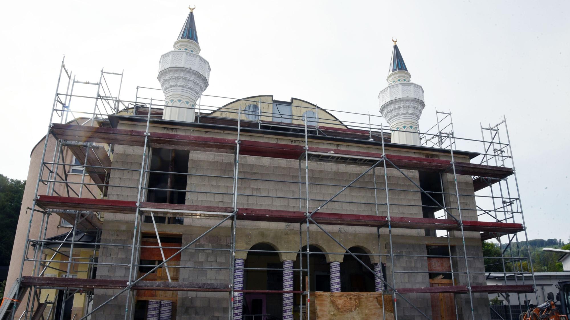 Eine eingerüstete Moschee mit zwei neuen Minaretten auf dem Dach.