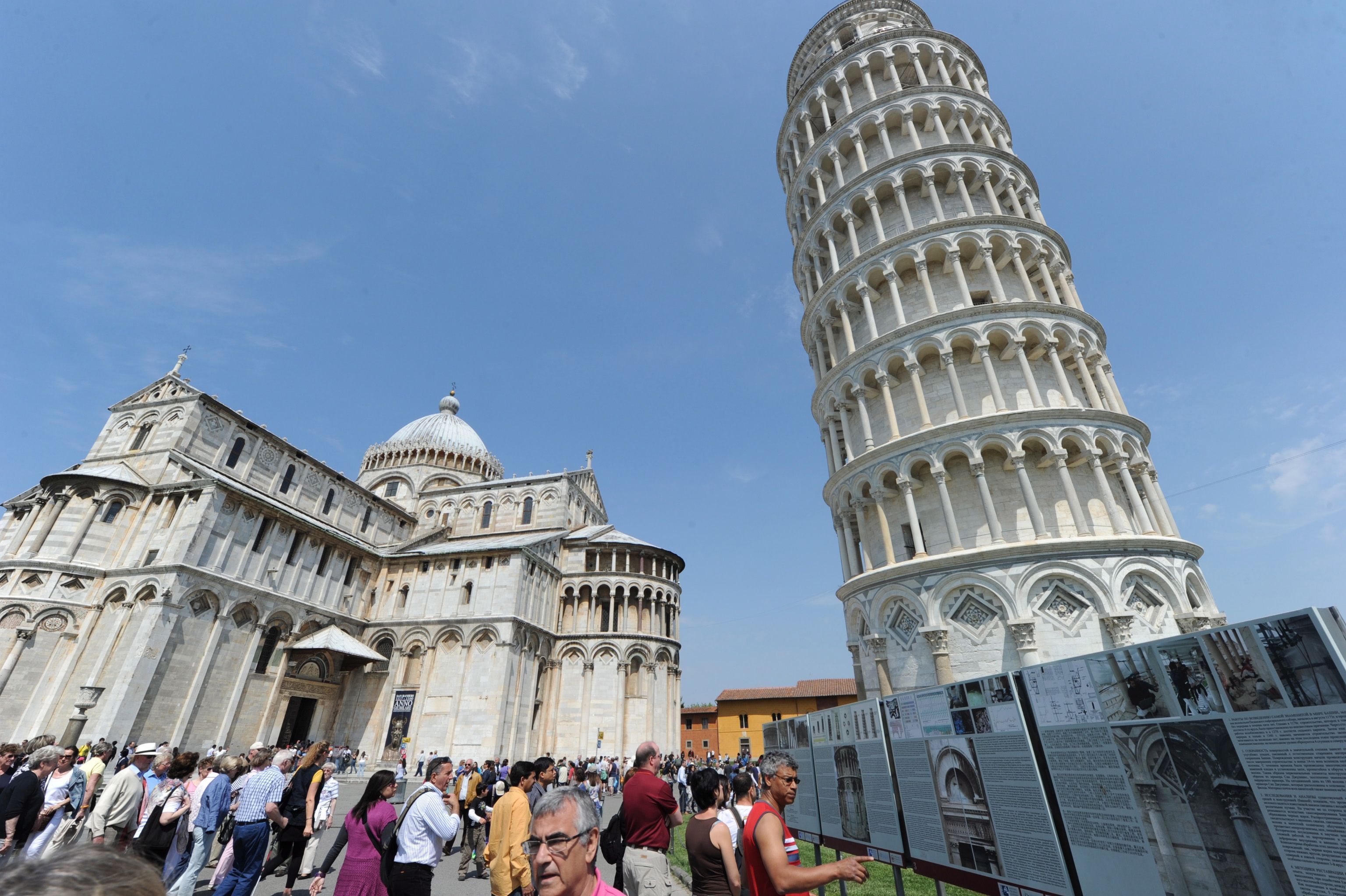 Der Schiefe Turm von Pisa wird jedes Jahr von Millionen Touristen besucht. Bei einem Erdbeben nahe Pisa ist der Turm wohl heilgeblieben.