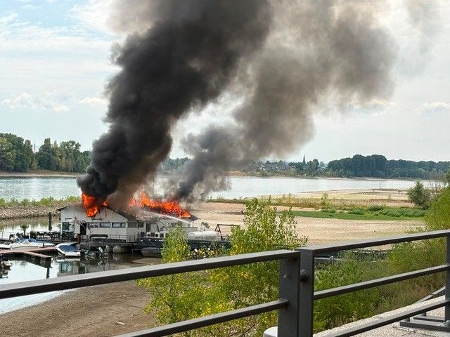 Die Feuerwehr war wegen eines Brandes am Bootshaus in Sürth im Einsatz.