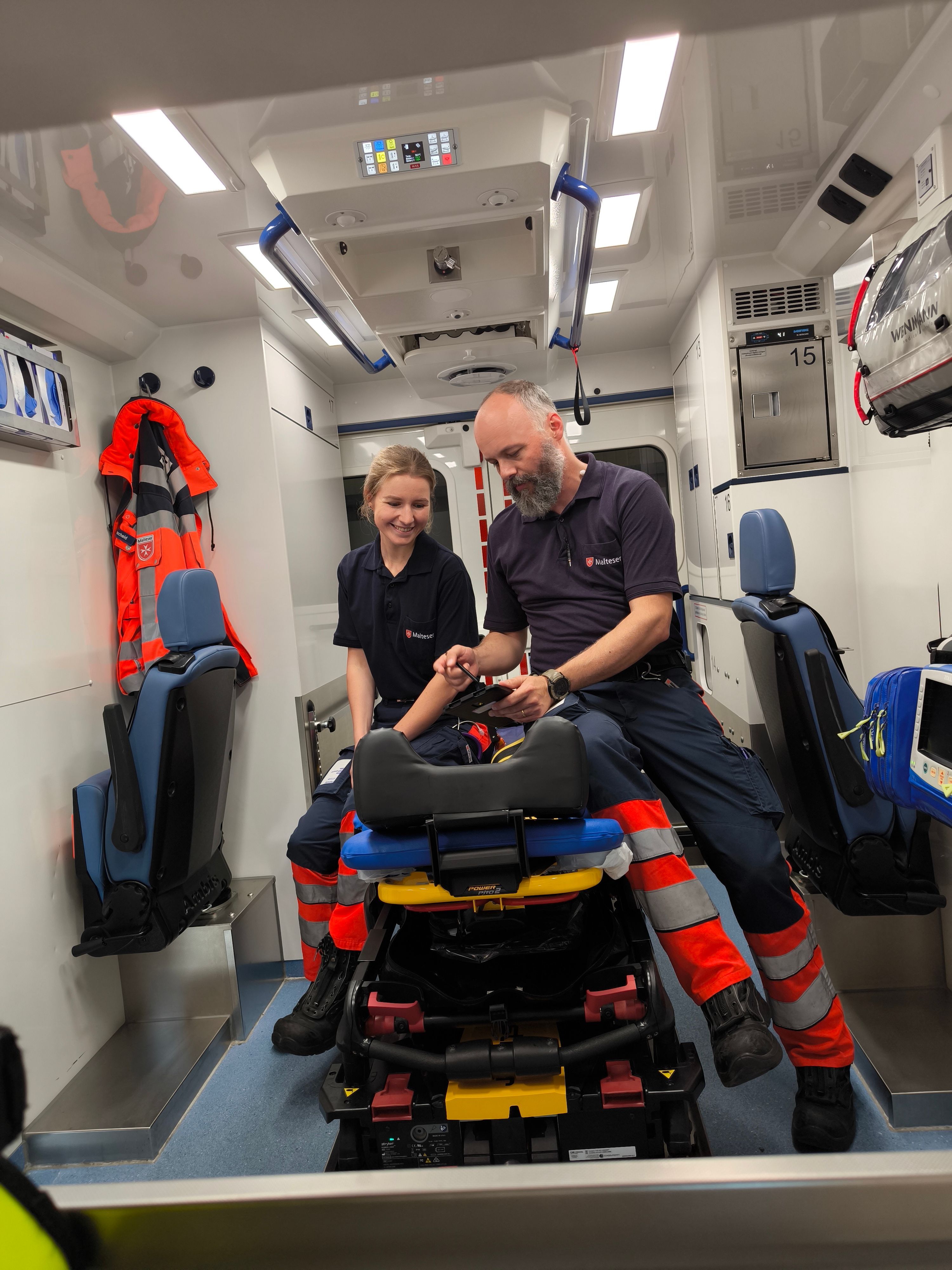 Anna Leyendecker mit ihrem Ausbilder, dem Wachleiter Christian Hoffmann in einem Rettungswagen der Rettungsstelle Bornheim.