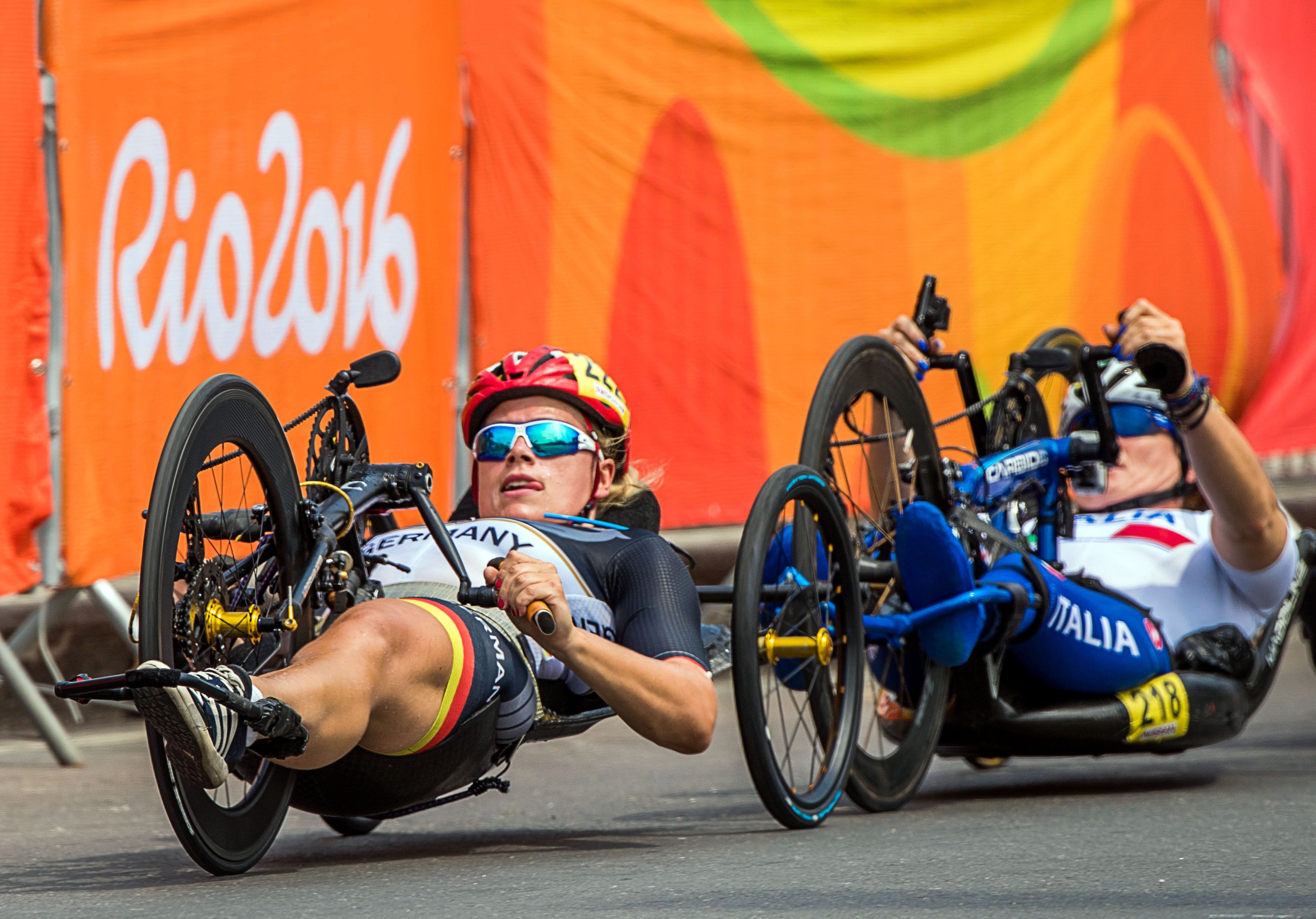 Zu sehen sind Handbike-Fahrer.