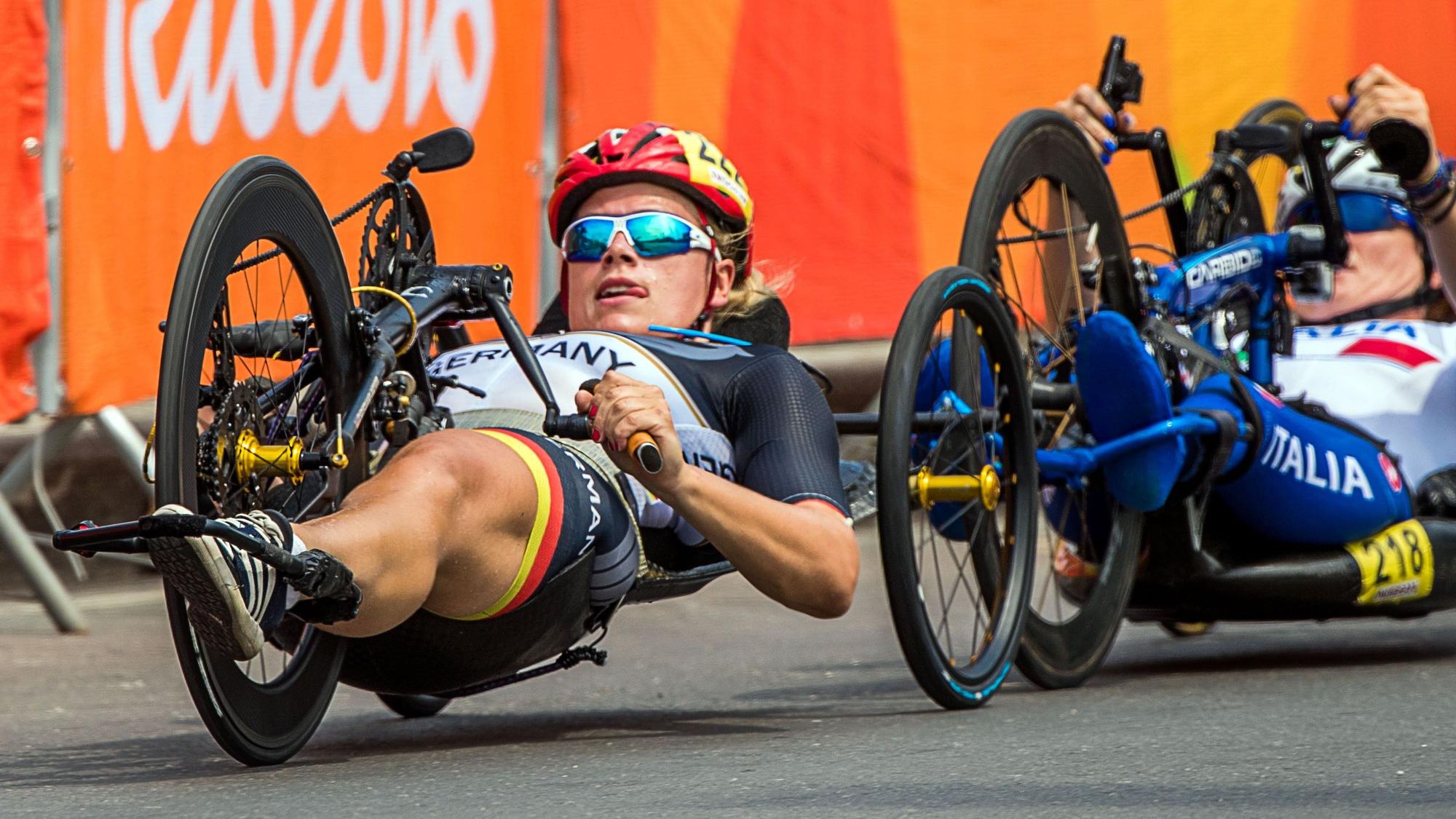 Zu sehen sind Handbike-Fahrer.