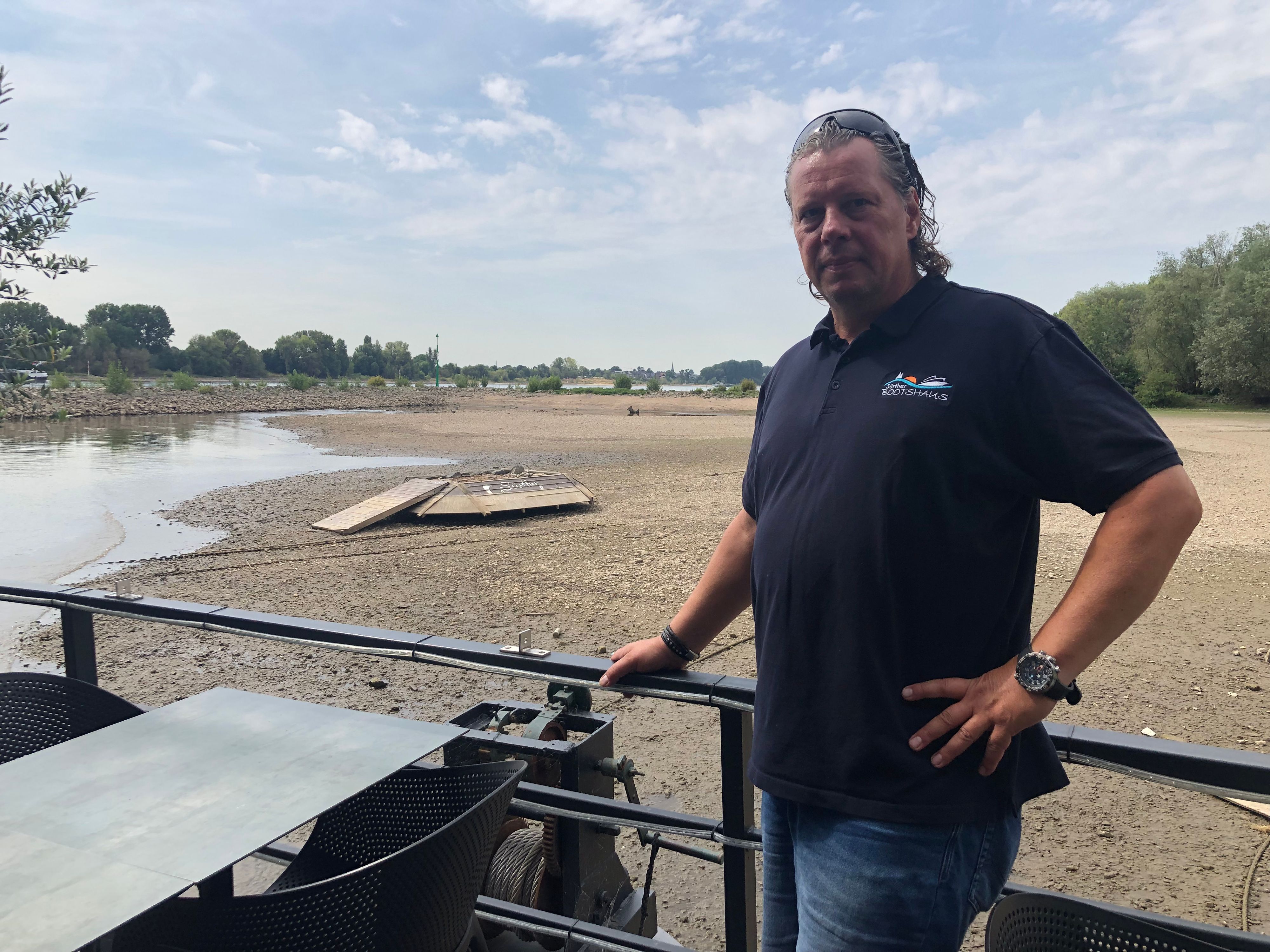 Küchenchef Jörg Blöck an Deck seines Restaurants. Normalerweise fließt hinter ihm der Rhein.