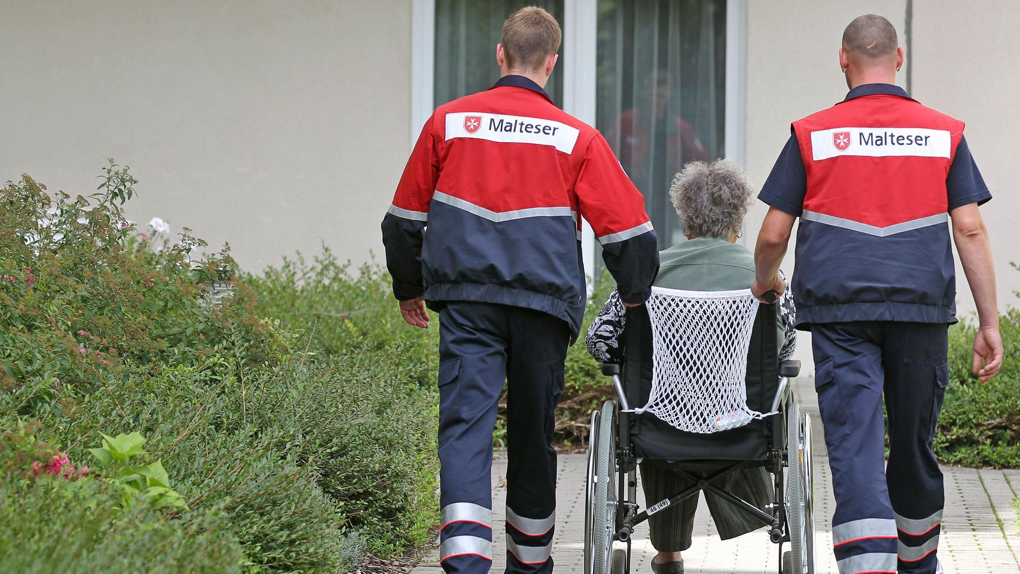 Zwei Zivildienstleistende der Malteser kümmern sich um eine Dialysepatientin im Rollstuhl. Die Bundesregierung trifft Vorkehrungen für die Einführung eines neuen Zivildienstes für den Fall, dass auch die Wehrpflicht zurückkehren sollte.