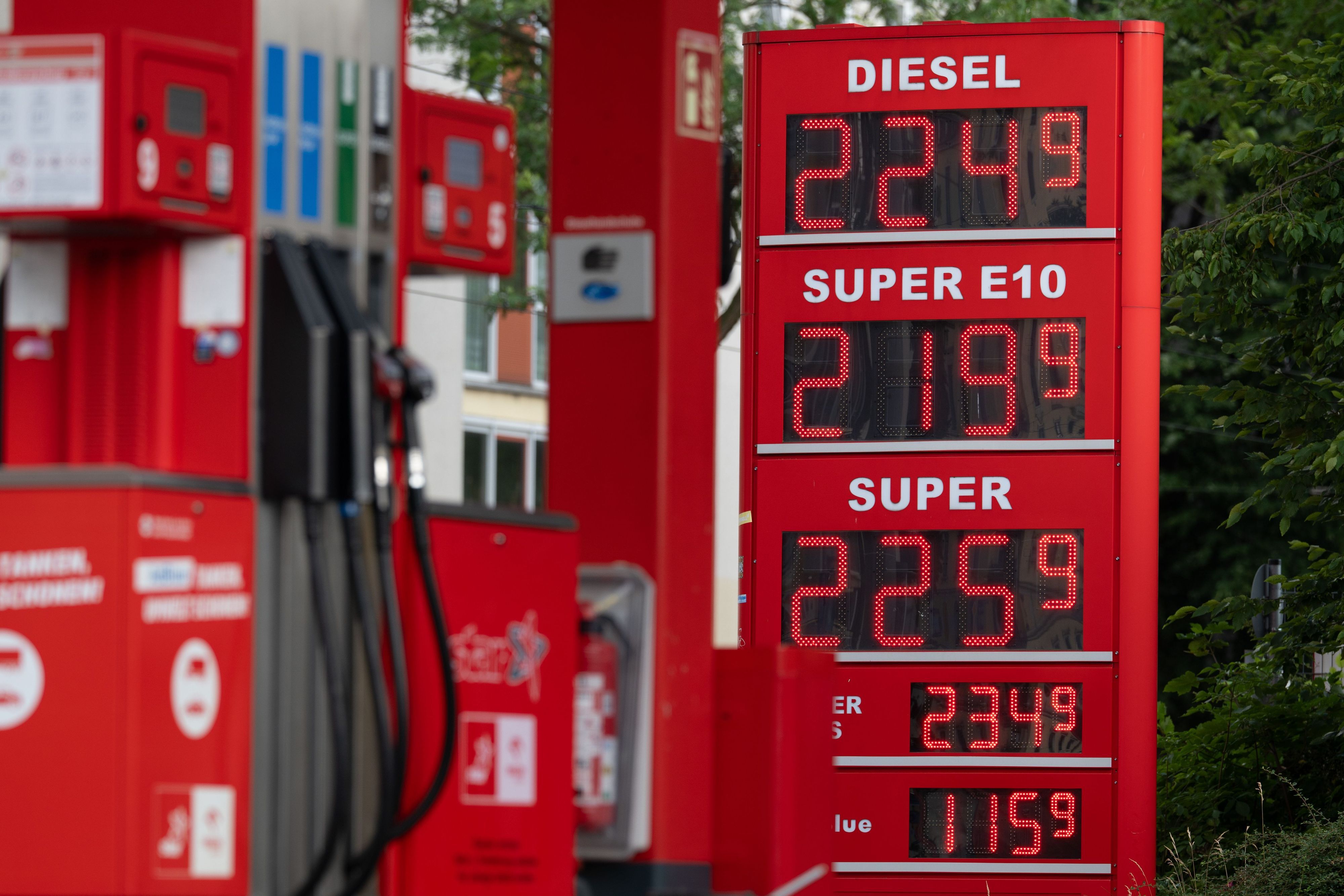 Die Kraftstoffpreise werden auf einer Anzeigetafel an einer Tankstelle angezeigt.