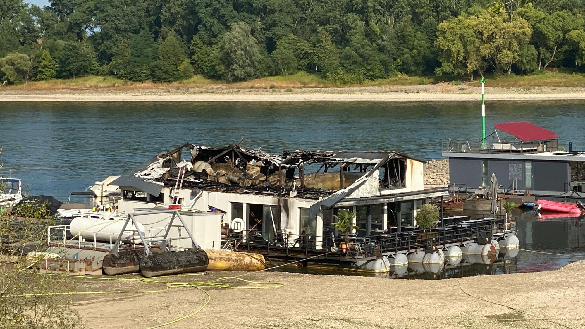 Das abgebrannte Sürther Bootshaus am 4. August